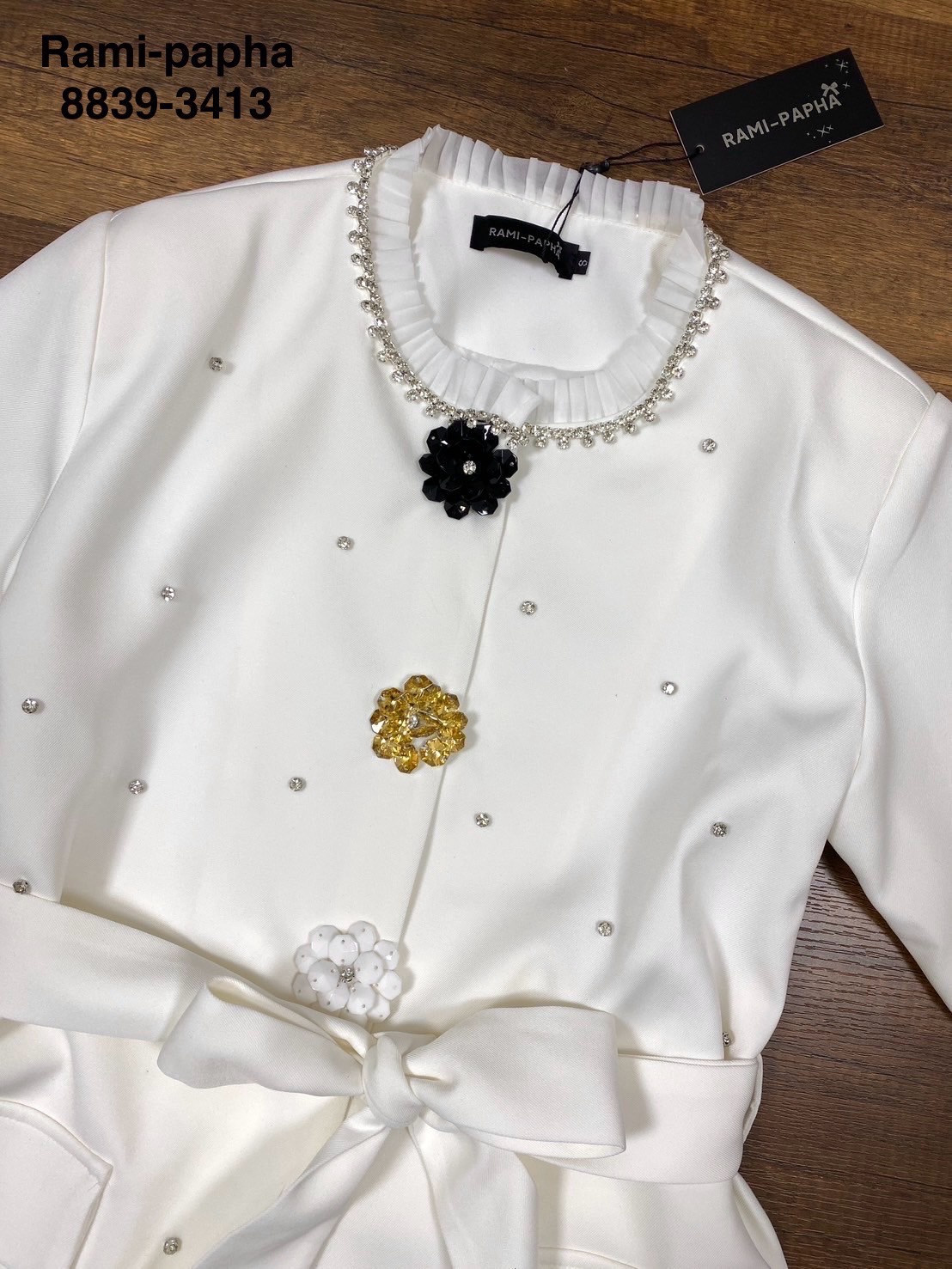 ชุดเซทแฟชั่น ชุดเซต เนื้อผ้างานสูทอย่างดี สวมใส่สบาย เสื้อแขนยาวดีเทลแต่งระบายรอบคอและปลายแขน