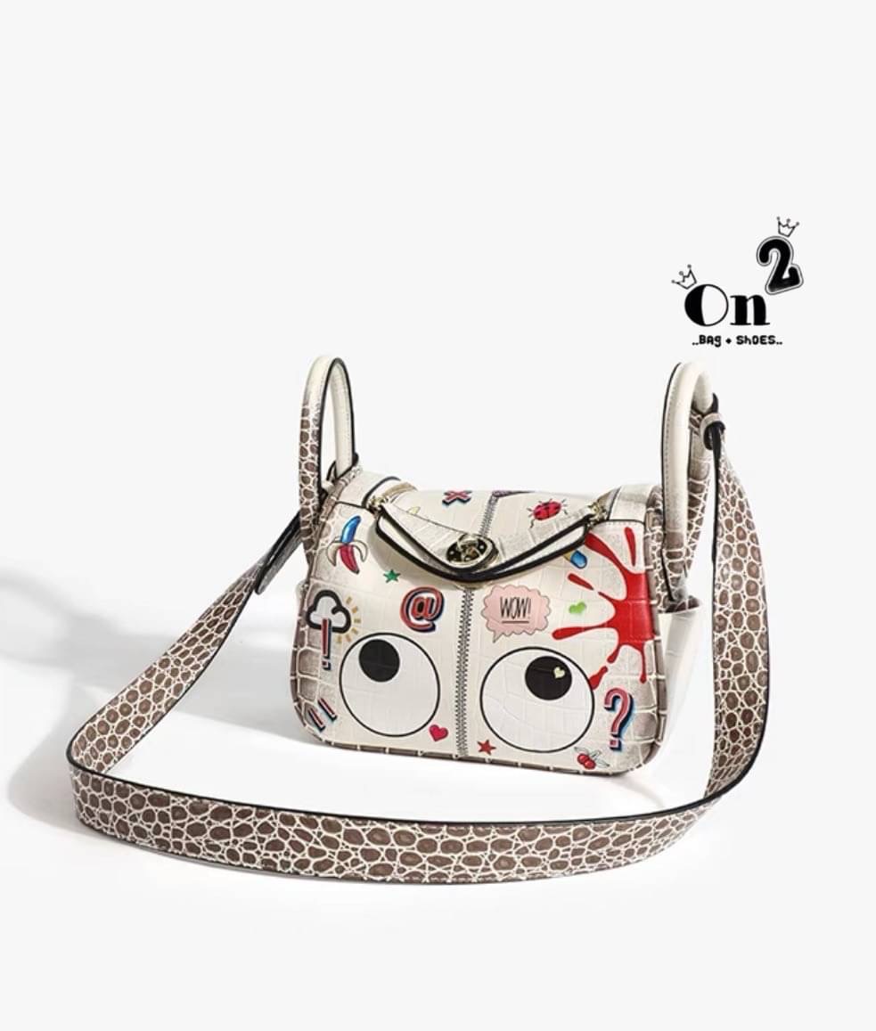 New...กระเป๋าถือ Eye theme ทรง ลินดี้ แบรนด์แท้ 💯(%) วัสดุตัวกระเป๋าด้านหน้าเคลือบกันน้ำอย่างดีลายตามภาพ ด้านหลัง ขอบ ฝา กระเป๋าทำจากหนังผสมอย่างดีสีตามภาพ มาพร้อมสายยาวสีเดียวกับกระเป๋า