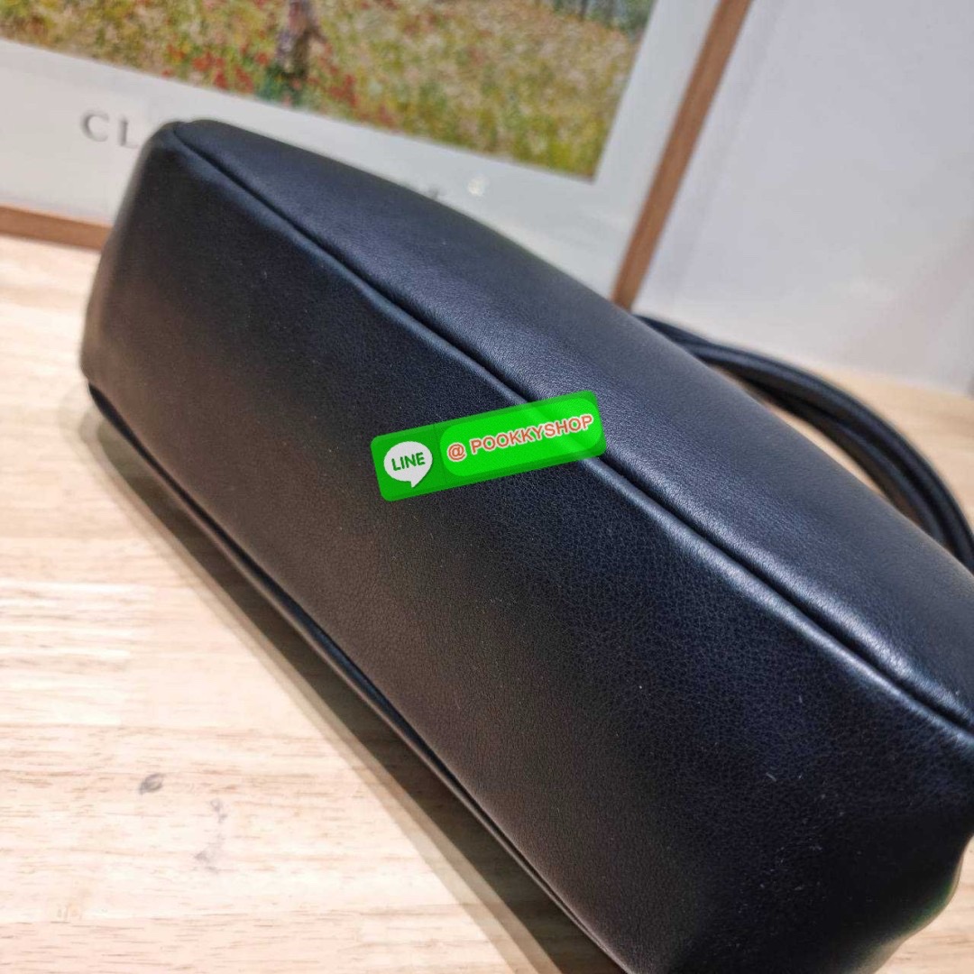 PRADA MEDIUM LEATHER HANDBAG 🔆 Details สะเทือนวงการแฟชั่นแบบสุด! กับกระเป๋าสะพายไหล่พรีเมี่ยมกิ๊ฟ ดีไซน์เก๋และมาแรงมาก สาวๆหนุ่มๆติดแกลมต้องไม่พลาด สวยดูแพง หูสะพายคล้องไหล่สะดวก ปากกระเป๋ามีซิปรูดเปิดปิดง่าย ภายในแบ่งสัดส่วนสวย โล่งกว้าง มีทั้งช่