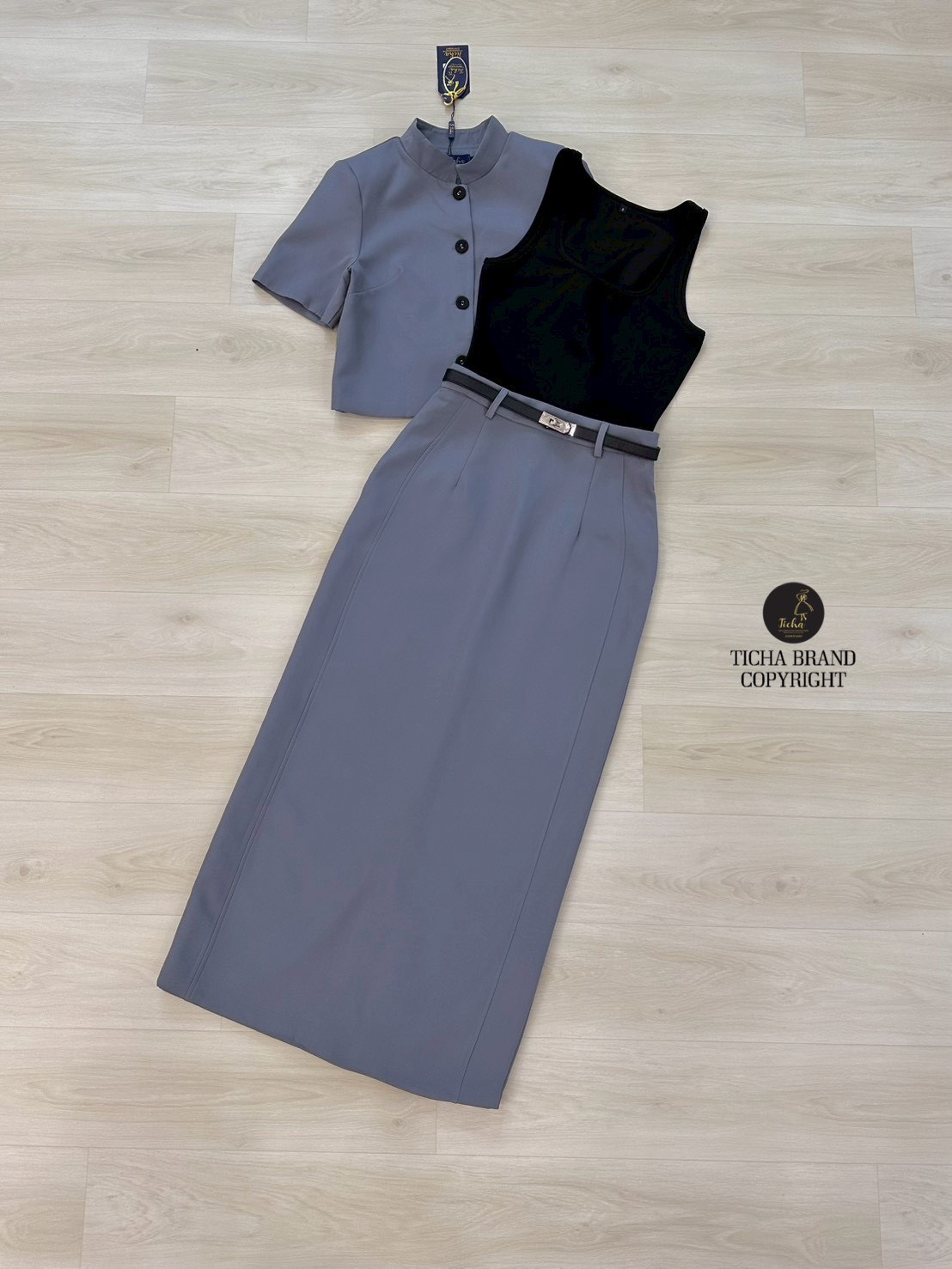 ชุดเซทแฟชั่น Set 4 ชิ้น เสื้อ+เสื้อครอป+กระโปรง+เข็มขัดเสื้อแขนสั้นสีเทา