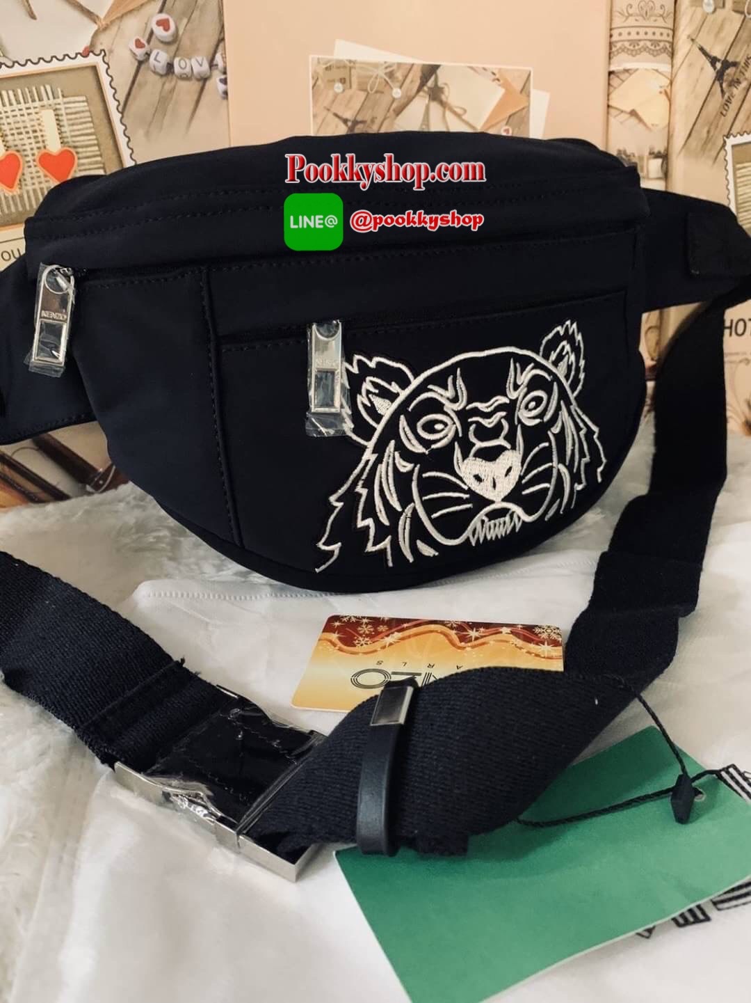 พร้อมส่ง Kenzo Icon Tiger Belt Bag ดีไซต์ที่โดดเด่น ผสมผสานกันอย่างลงตัว กระเป๋าคาดอก/คาดเอว Kenzo วัสดุ : 75% Rubber , 25% Polyester เปิดปิดด้วยซิป ด้านหน้ามี 1 ช่องชิปสำหรับเก็บของที่หยิบใช้บ่อยระหว่างวัน ด้านในโล่งกว้าง จุของได้เยอะพอควร สายสะพายปรับเล