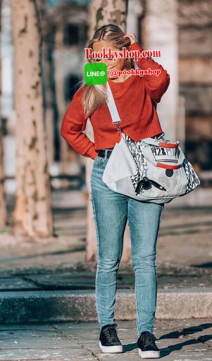 Kipling Disney's 90 Years Of Mickey Mouse Duffel Bag (TAGALONG) กระเป๋าถือใบใหญ่ ด้านหน้าและด้านข้างมีช่องซิปใส่ของจุกจิก เปิดปิดด้วยซิปเดียวด้านบน ใบใหญ่ ใส่เสื้อผ้าออกทริป เล่นกีฬาได้หลายชุด มาพร้อมสายสะพาย ใบเดียวทั้งเที่ยว ทั้งเล่นกีฬา ห้ามพลาดนะ