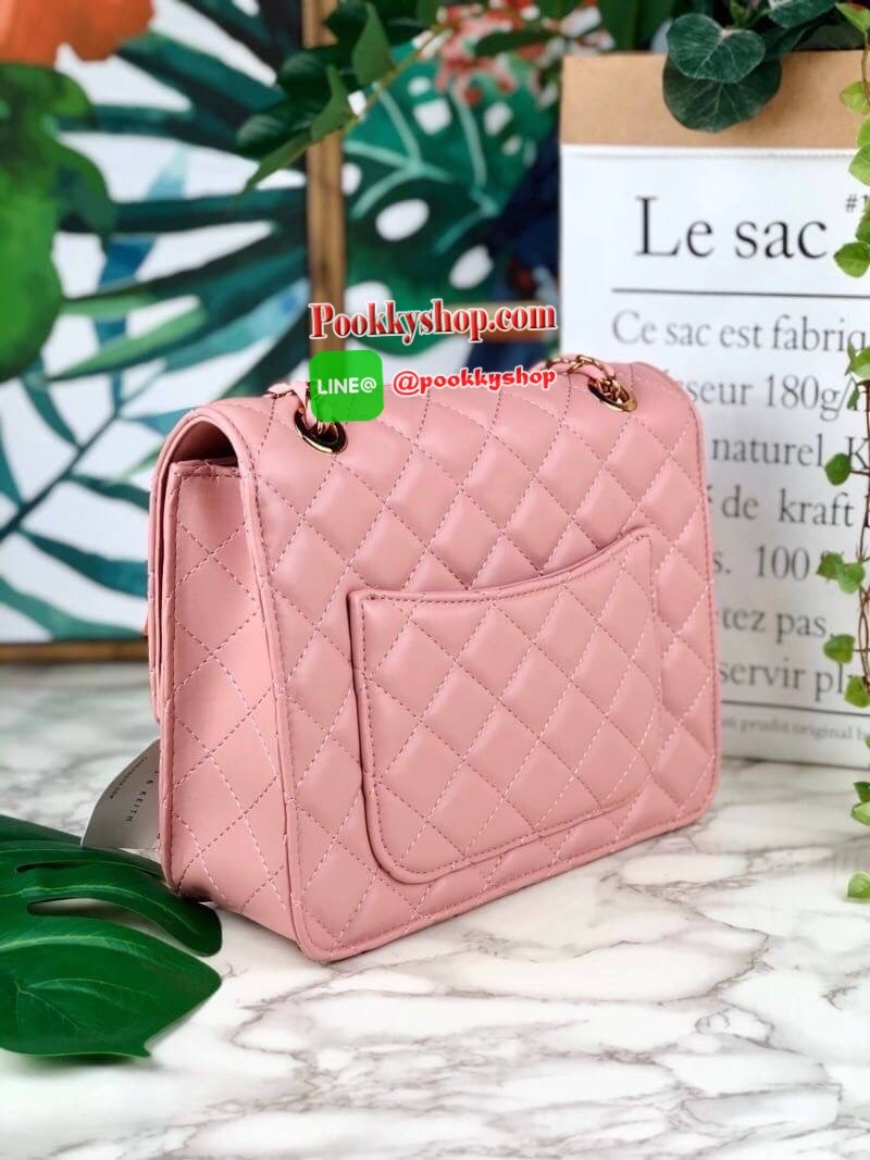 Charles & Keith Quilted Push Lock Bag กระเป๋าสะพายข้างวางอยู่ทรง ตัวกระเป๋าเป็นหนังผิวสัมผัสนุ่มมือ เดินลายตารางทั่วทั้งใบ ด้านหลังมีช่องพ็อกเก็ตใส่ของได้เล็กน้อย ด้านหน้าเปิดปิดแบบตัวล็อก ด้านในจุจุของได้เยอะ สามารถใส่ iPad mini ได้ สายสะพายจะทำเป็นสายคู