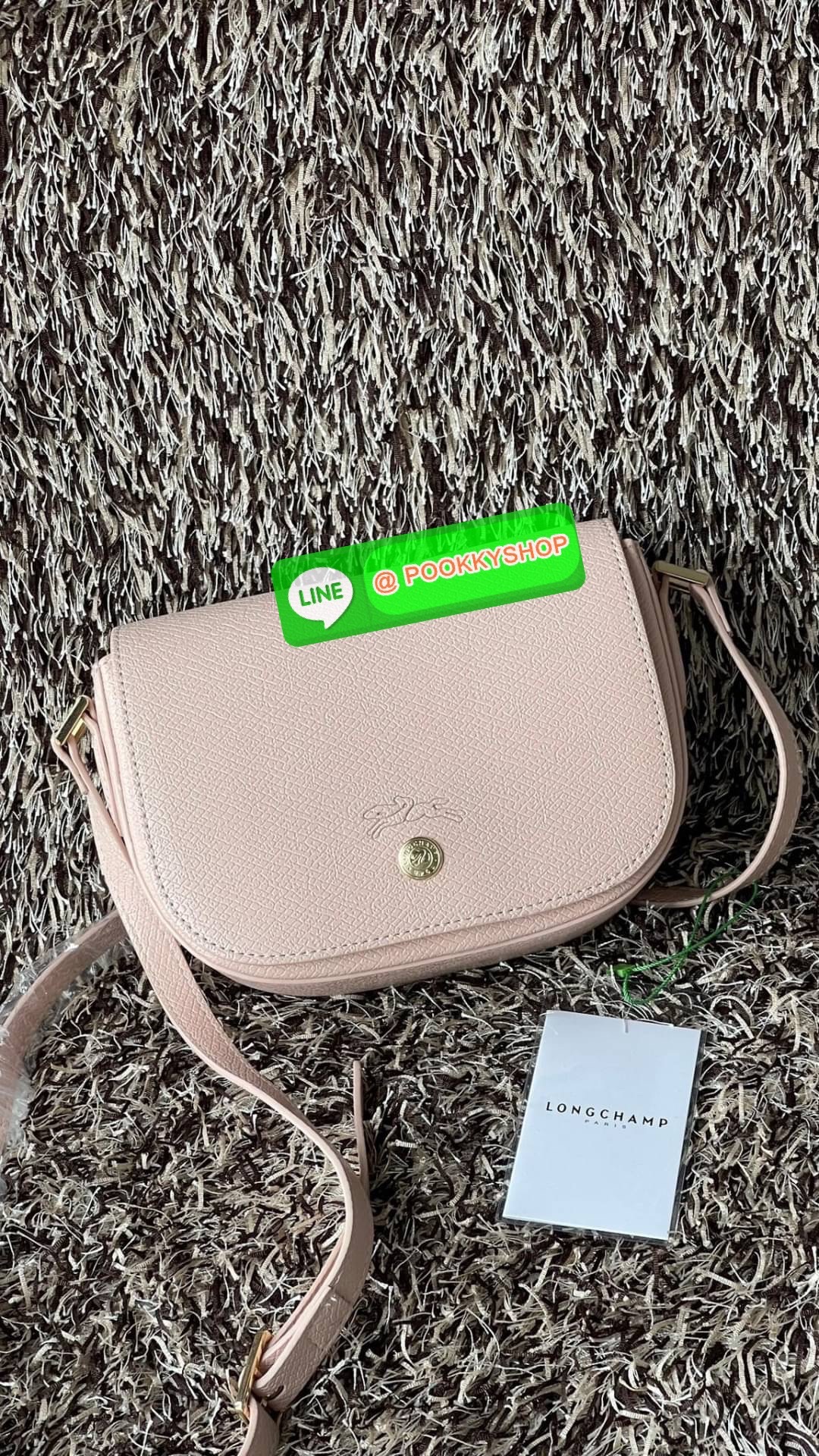 💕Longchamp Epure Crossbody Bag ด้วยรูปแบบที่ชวนให้นึกถึงฝาพับของ Le Pliage กระเป๋าสะพายข้างขนาดเล็กใบนี้มีทั้งความอ่อนเยาว์และความเป็นผู้หญิงในเสน่ห์ของมัน โดดเด่นด้วยรูปทรงกระเป๋าแบบอานม้า ยกย่องให้กับตำนานนักขี่ม้าของ Longchamp EPURE สายสะพายซึ่