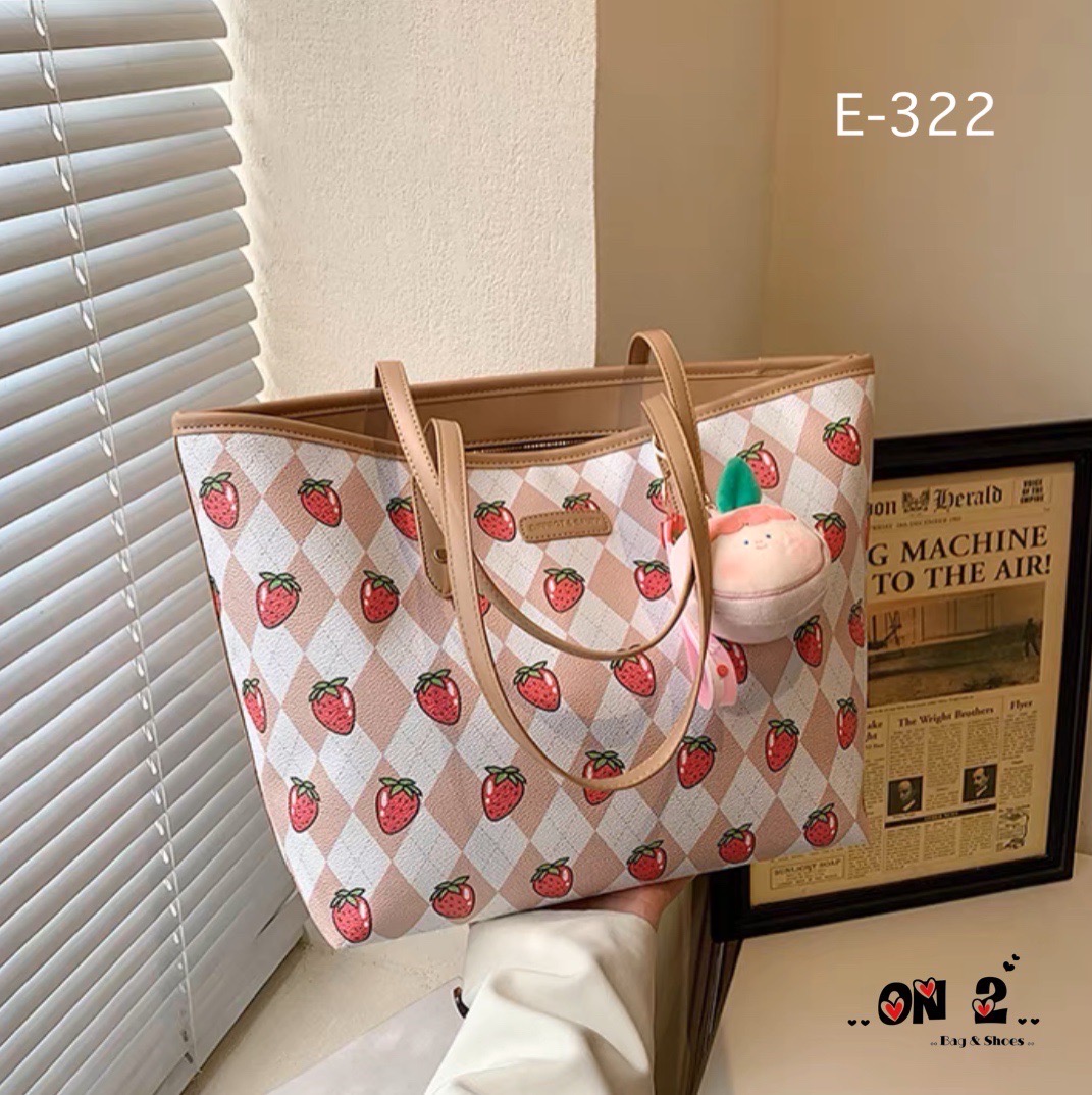 NEW-IN 🤎 Tote bag ทรงนี้จุได้เยอะมากๆค่า ใส่ I Pedได้นะคะ มาใหม่ ลายสตรอเบอรี่ สวยน่ารักมากค่ะ แนะนำสุดๆค้า จุได้เยอะ