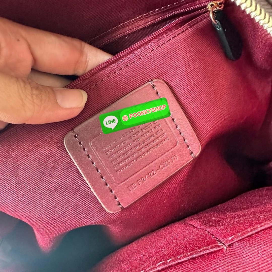 Coach Court Backpack In Signature Canvas 🔖กระเป๋าเป้สะพายหลัง ขนาดกำลังดี สะพายได้ทุกโอกาส 🔖วัสดุ : หนังแคนวาส ตัดหนังแท้ 🔖เปิด-ปิดแบบซิป ด้านในมีกระเป๋าซิปและกระเป๋าอเนกประสงค์ ปิดด้วยซิปคู่ มีซับในผ้า มีช่องซิปด้านนอก 🔖สา