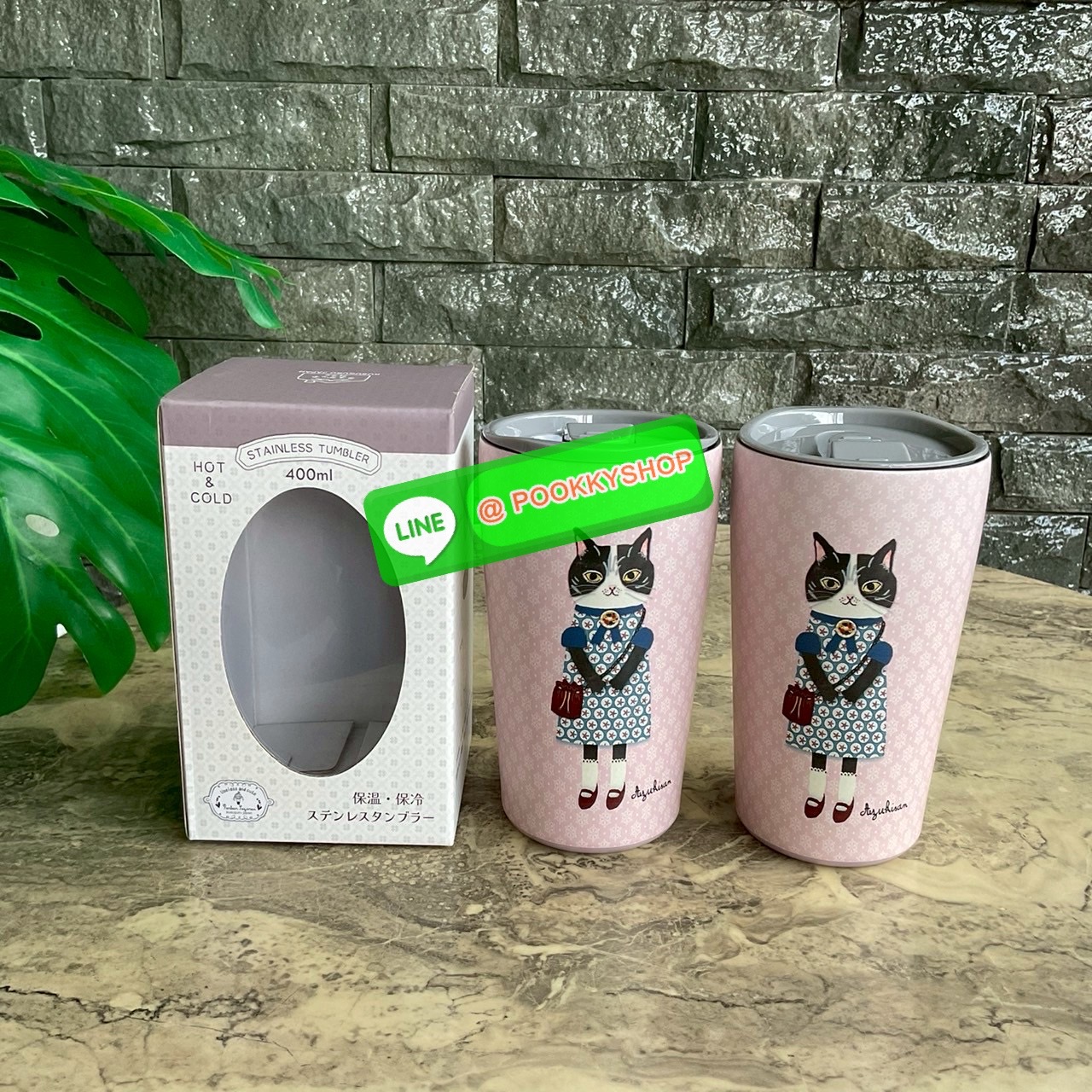 kusuguru Japan Stainless Tumbler Cup แก้วน้ำสแตนเลส ปริมาณสุทธิ 400 ml มาพร้อมกับลายแมวญี่ปุ่นน่ารักๆ แก้วพิมพ์ลาย แมว 2 ด้าน ด้านหน้า และ ด้านหลังแก้วค่ะ เก็บความร้อนเย็นได้ยาวนาน 12 ชม. มีฉนวนกันร้อน/เย็น โครงสร้างคู่สูญญากาศ มีฝาปิด แถบเลื่อนป้องกันน้ำ