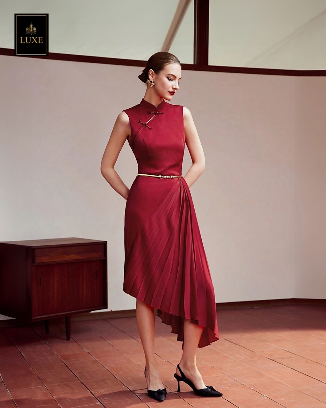 เดรสแฟชั่น เดรสเสื้อแขนกุด คอจีนสไตล์กี่เพ้า กระโปรงบาน อัดพลีทแต่งผ้าเฉลียง