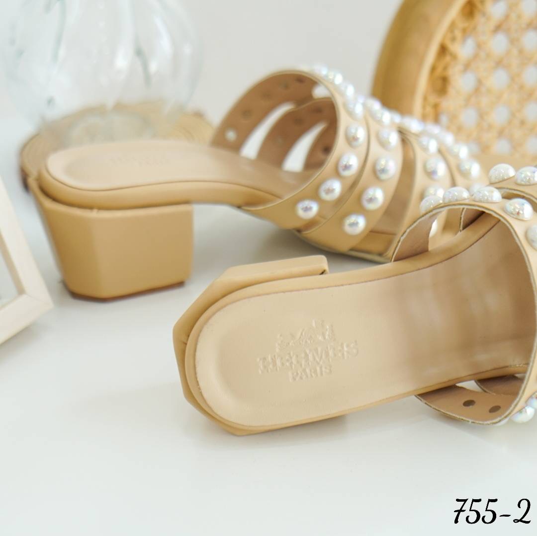 พร้อมส่ง รองเท้าส้นตัน สูง2.5 นิ้ว ตัวส้นเก๋มากเป็นทรงเหลื่ยม แข็งแรง เดินง่าย งานทรงสวม หนังนิ่ม *ตัวมุก ทำจากมุก สีรุ้ง คุณภาพดี* ตอกด้วยมือ ทีละเม็ด อย่างประณีต ใส่แล้วรับรองความหรูหรา และดูแพงมากเว่อร์จ้า