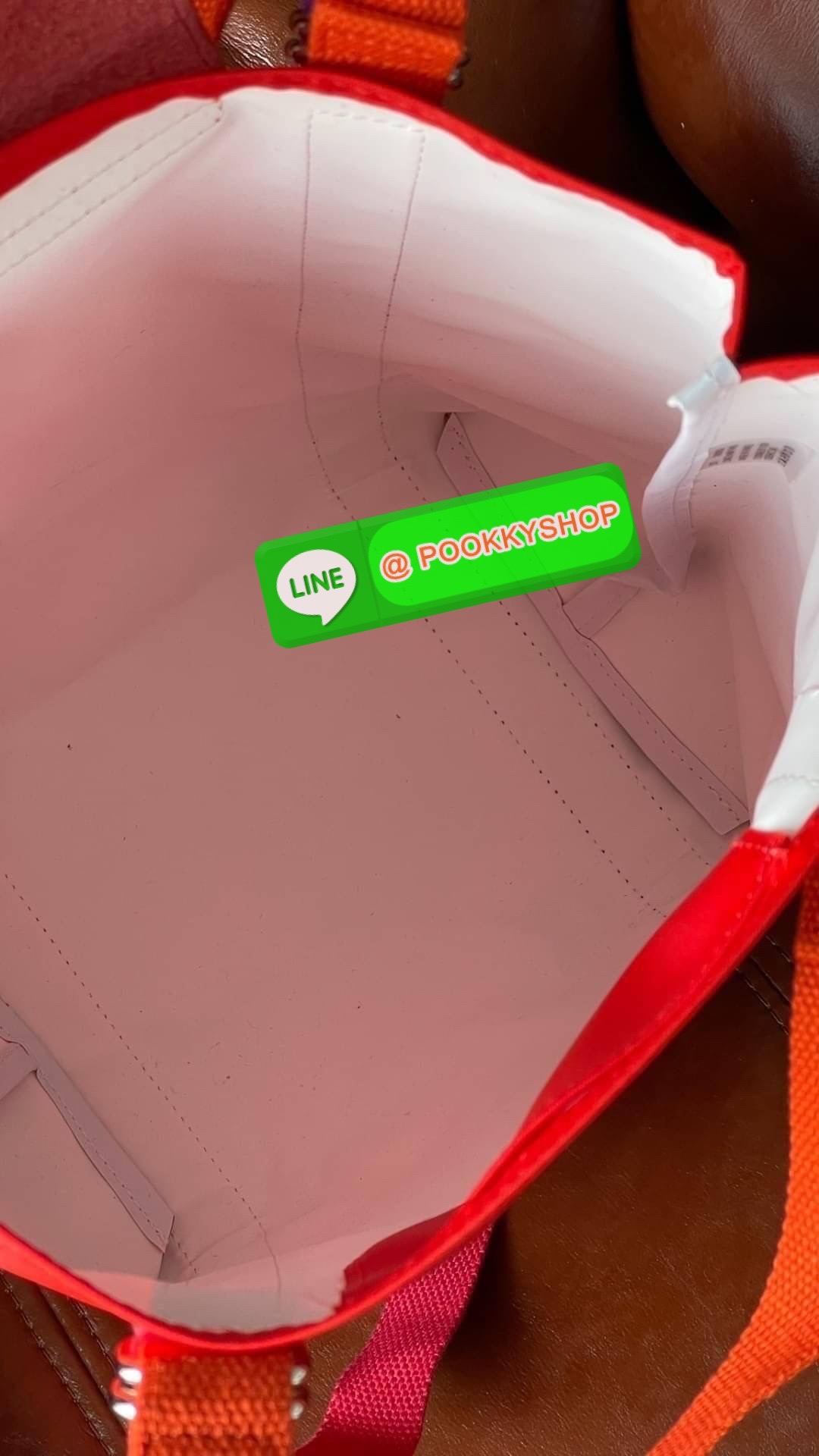 💕LONGCHAMP LE PLIAGE RE-PLAY Tote bag S เป็นอีกรุ่นที่น่าสนใจในการออกแบบ กระเป๋าโท้ทแนวตั้งที่กว้างขวางมีน้ำหนักเบา ใช้งานได้จริง ปิดด้วยกระดุมแป๊กและสามารถถือด้วยมือ สะพายไหล่ และสะพายข้างลำตัว Le Pliage Re-Play เวอร์ชันใหม่นี้ยังคงเติมชีวิตชีวา