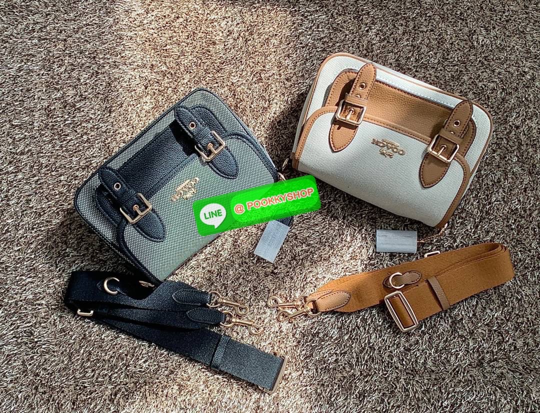 COACH LUCY CROSSBODY BAG((CA622)) 🔹พร้อมส่ง กระเป๋าสะพายแบบครอสบอดี้ร์ ทรงเก๋ วัสดุ แคนวาส+หนังแท้ ได้ลงตัวสวยงาม 🔹เปิดปิดกระเป๋าแบบกระดุมแป๊กสองข้าง ภายในมีข่องให้ใส่ของ3ช่องด้วยกัน ช่องค่อนข้างกางออกได้กว้าง จุของได้หลายอย่างเลยค่ะ มีช่อ