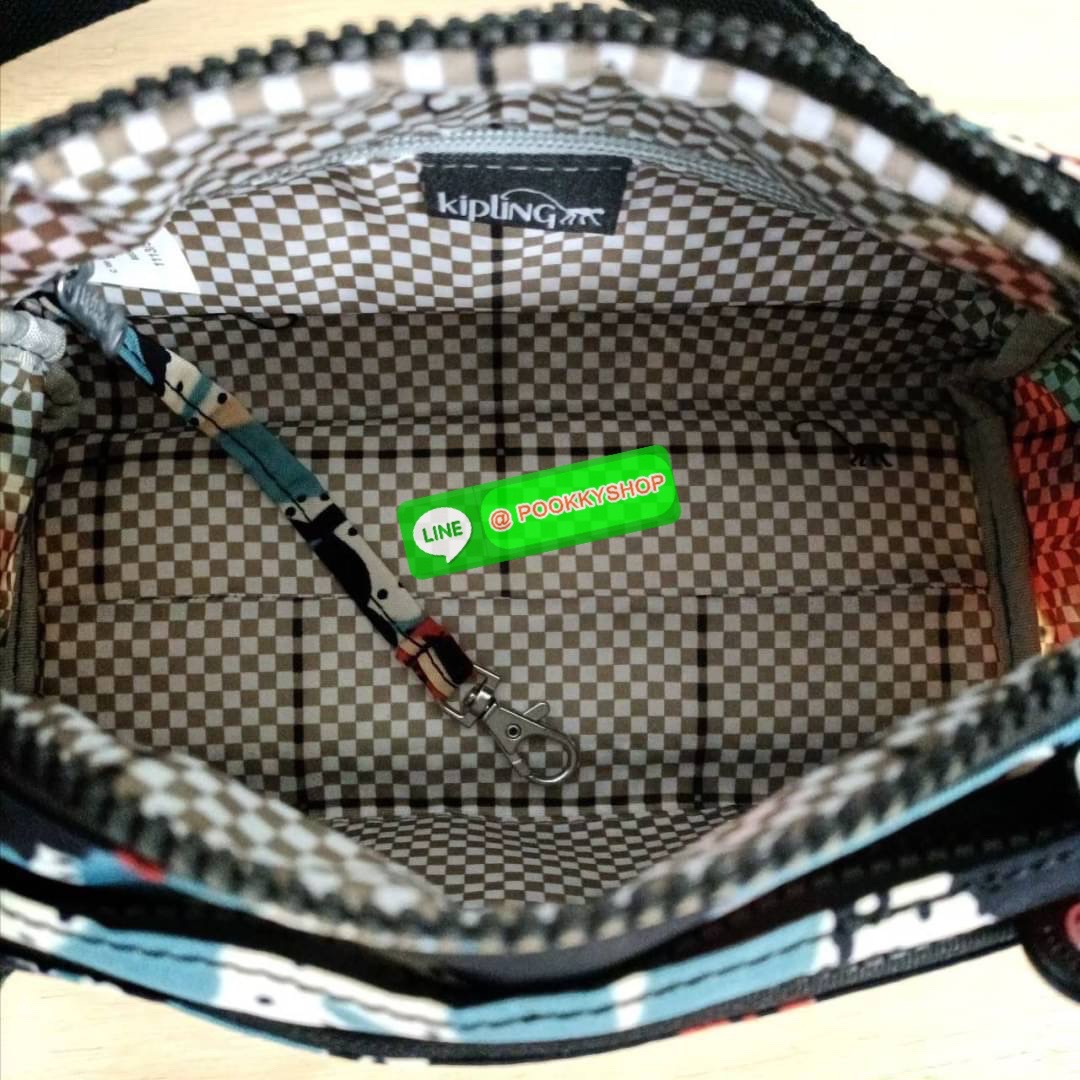 KIPLING Mini Crossbodybag กระเป๋าสะพายข้างขนาดกะทัดรัด ผลิตจากวัสดุ Nylon + ซับใน Polyester100% มีช่องใช้งานแยกย่อยมากถึง 4 ช่อง -ด้านหน้ามีช่องซิป 2 ช่อง -ช่องหลักโล่ง กว้าง จุของใช้ได้เยอะ -ด้านหลังมีช่องซิปอีก 1 ช่อง มาพร้อมพวงกุญเเจลิง สายสะพายยาวสมาร
