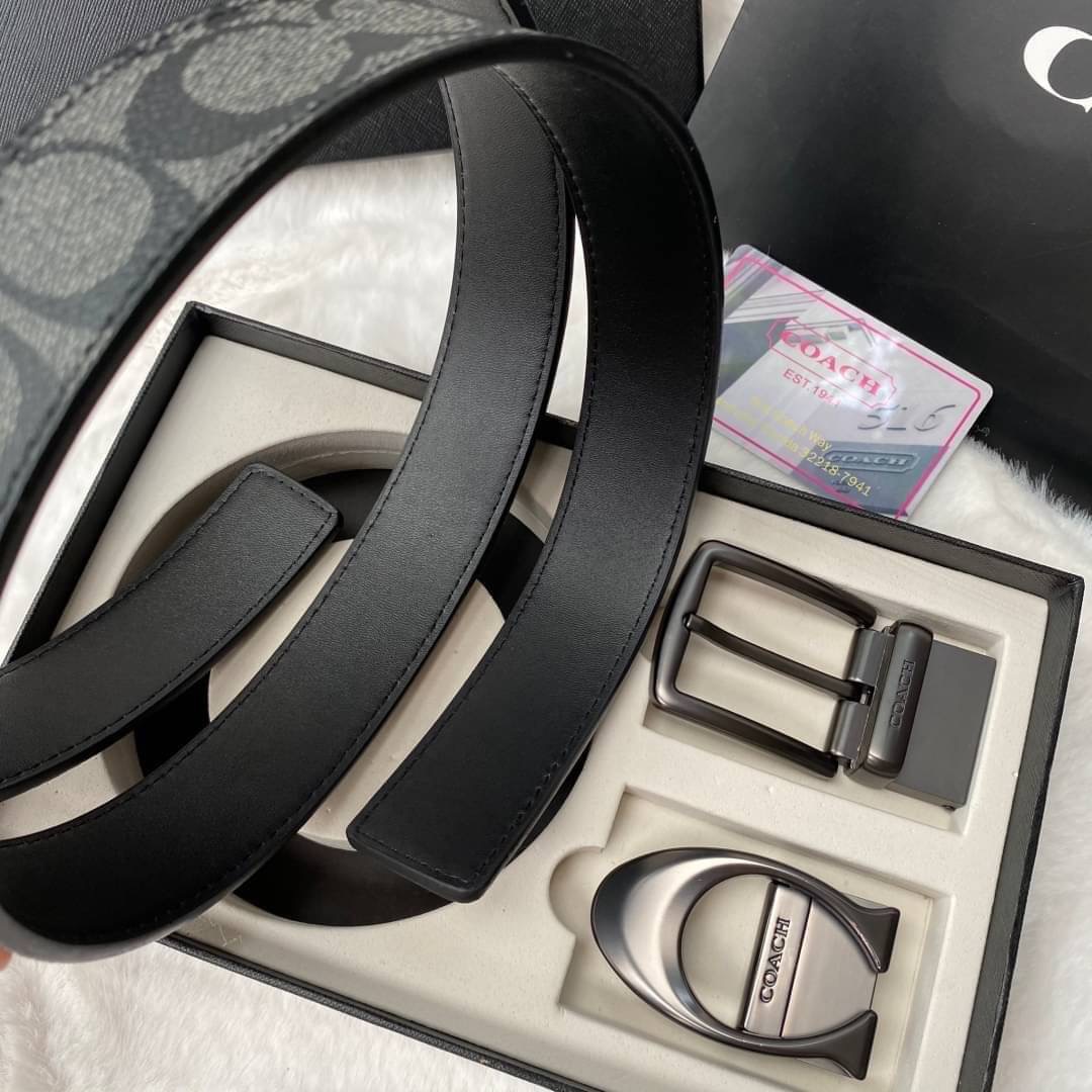Set เข็มขัด coach 2 หัว ใส่แบบเจาะรูเข็มขัด สายลายC นูนสลับกับด้านเรียบ สลับใช้ได้ 2 ด้าน ทั้งยังสามารถเจาะรูเพิ่มได้ รุ่นนี้มาพร้อมป้ายแท็กแบรนด์ หัวเข็มขัดใส่ได้ง่าย ถอดได้ไม่ยาก ซื้อเป็นของขวัญของฝาก ดูดีมากๆเลยนะคะ