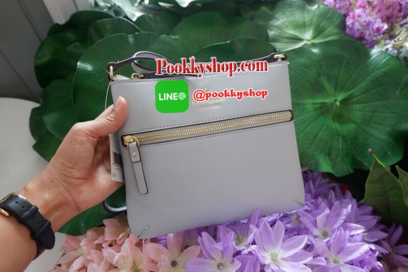 Kate Spade new york saffiano crossbody bag ด้านหน้ามีหนึ่งช่องซิปสำหรับใส่มือถือหรือของจุกจิก เปิดปิดกระเป๋าช่องหลักแบบซิป ด้านในโล่ง มีช่องให้ใส่ของจุกจิกหนึ่งช่อง สายสะพายถอดไม่ได้ เลื่อนปรับระดับได้
