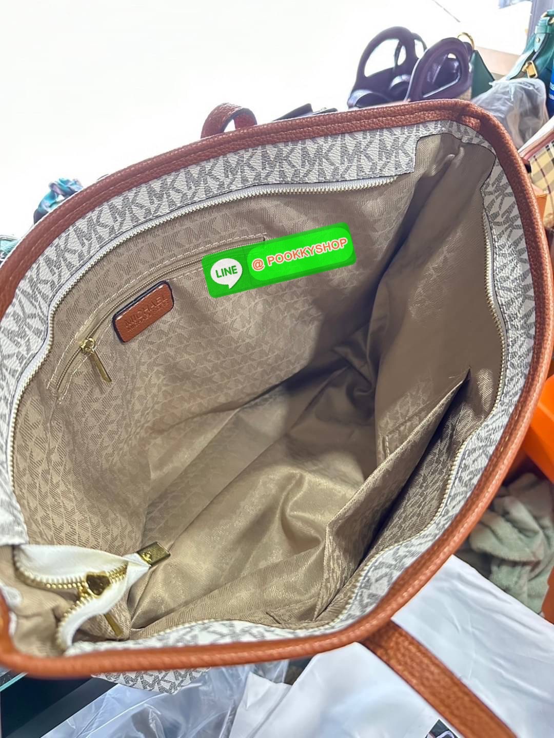 NEW ARRIVALS !! MICHEAL KORS TOTE BAG ของแท้ กระเป๋าสะพายทรง SHOPPING BAG หนัง PVC สวยหรูอยู่ทรง ด้านหน้าประดับโลโก้สีทองสวยหรูพร้อมห้อยพวงกุญแจ MK ภายในปิดเปิดด้วยซิปยาว มีช่องซิปและช่องเล็ก ซับในอย่างดีสกรีน กว้างและจุของได้เยอะมากค่ะ ใส่ ipad กระเป๋าสต