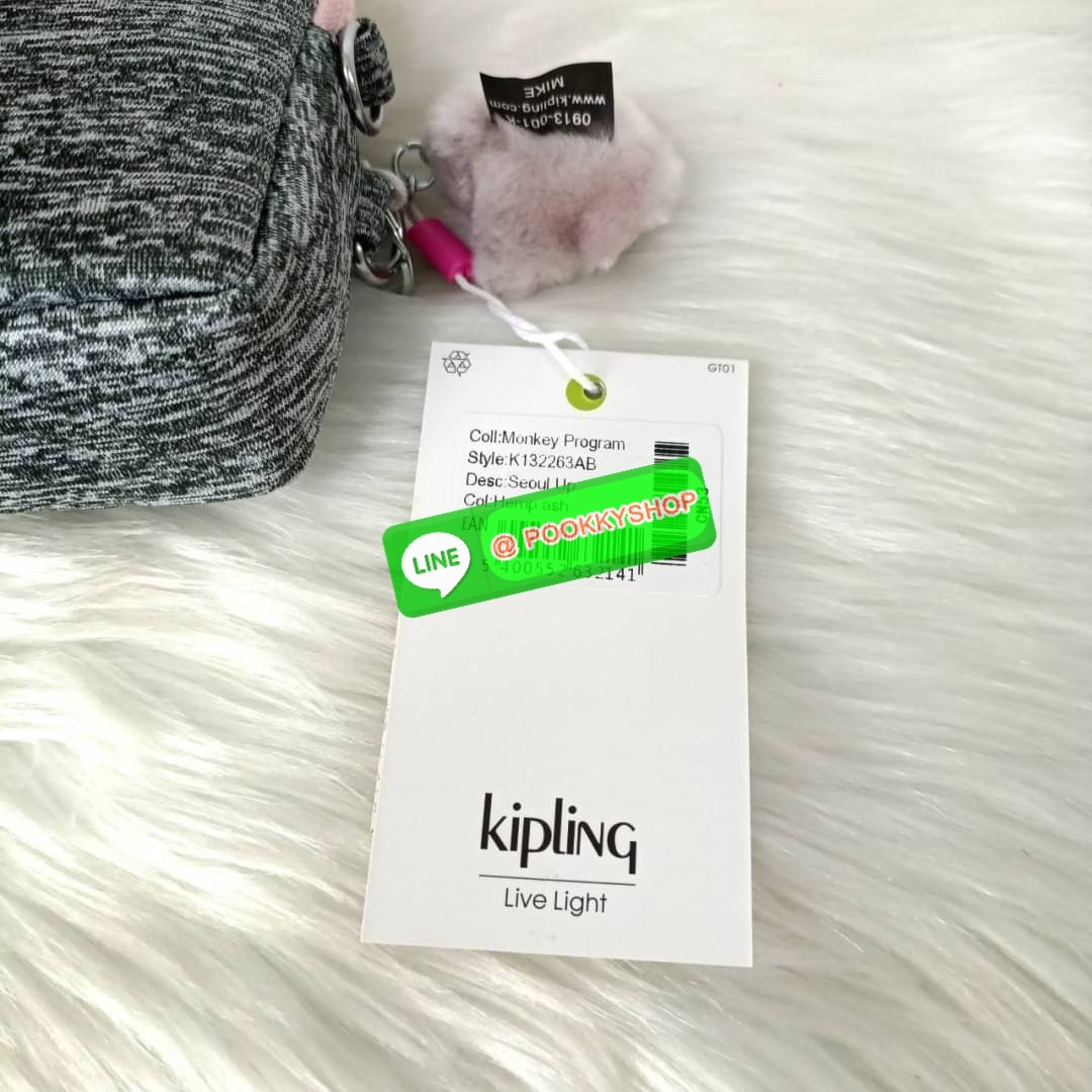 KIPLING 3 Monkey program Seoul up clutch & sling bag กระเป๋าคล้องมือ หรือ สะพายข้าง ขนาดเล็ก วัสดุ Nylon & Polyester 100% ใช้งานได้ 2 รูปแบบ มีสายสลับเปลี่ยนได้ทั้งแบบคล้องมือหรือสะพายข้าง เปิด-ปิดด้วยซิป ช่องหลักโล่ง มีช่องใส่บัตรด้านข้าง 6 ช่อง และช่องด