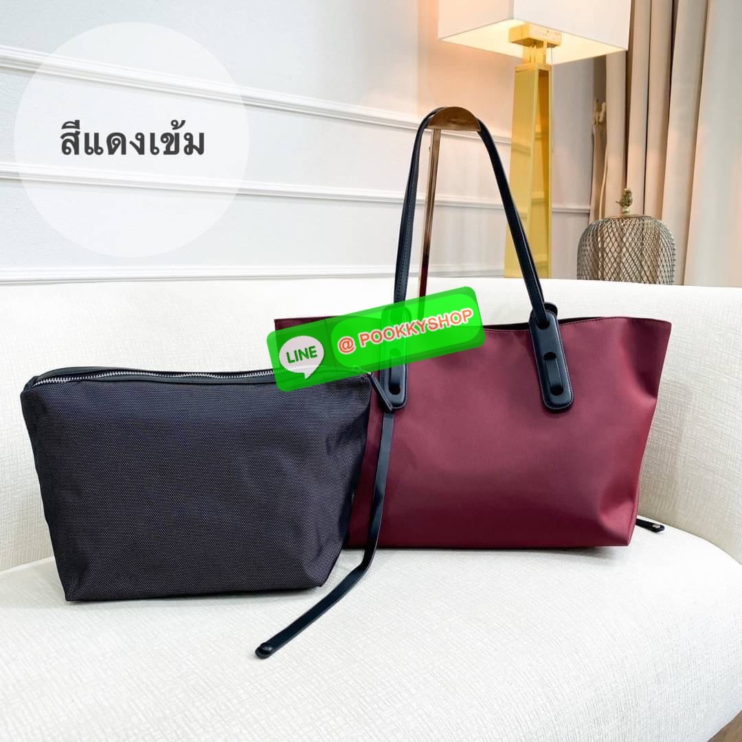 มองหากระเป๋าใบใหญ่แต่น้ำหนักเบาอยู่ไหมคะ ทรงเรียบแต่สวยดูดีมาก ดีไซน์น้อยแต่มาก ใบนี้เป็นสีพื้นที่ดูสวยแพงค่ะ สะพายไหล่แล้วดูเพรียวบาง วัสดุไนล่อน reflect เล่นแสงเงา กับรุ่น นอริส (Noris) ด้านในบุผ้าโพลีเอสเตอร์อย่างดี งานเย็บปราณีตมากค่ะใบนี้ มาพร้อมกระเ