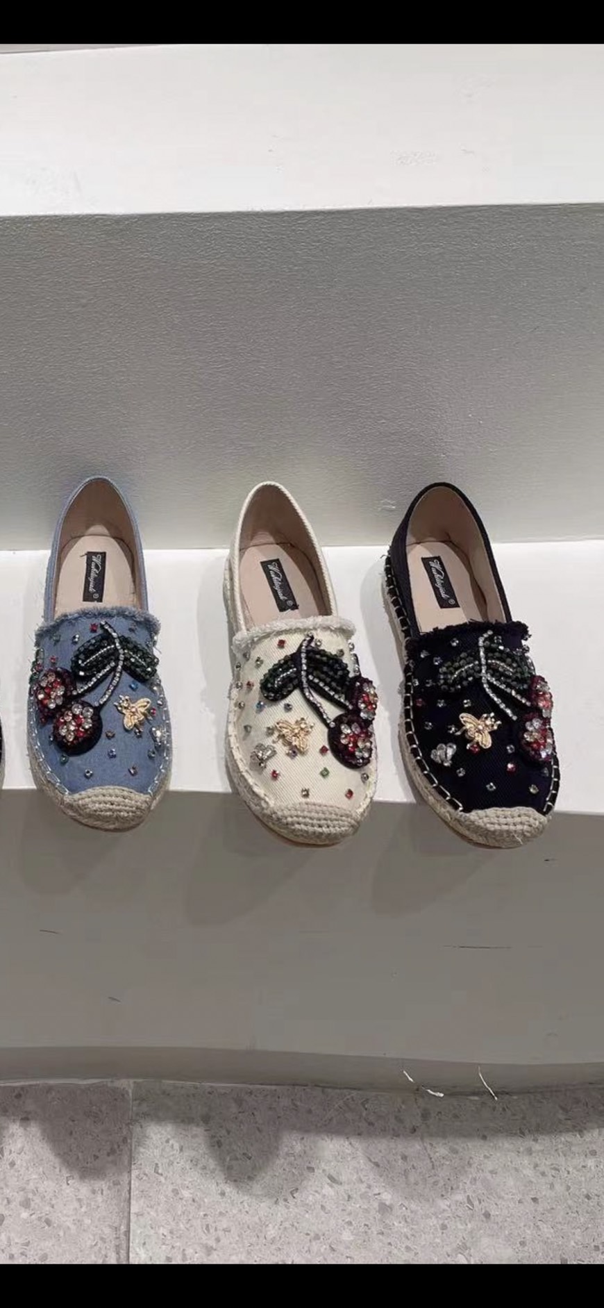 พร้อมส่งคะ cherry slip on 🍒🍒งานsignature ของทางร้าน 💎เพชรเวอวังอลังการ สวยยืน1 🥇มาแล้วจ้า🎊ทรงสวยอย่างดี👍 งานเกร๋เรียบหรูดูแพง 👑ตัวนี้ห้ามพลาด🥳ใส่สบายจะแมตช์กับกางเกง👖หรือกระโปรงǴ