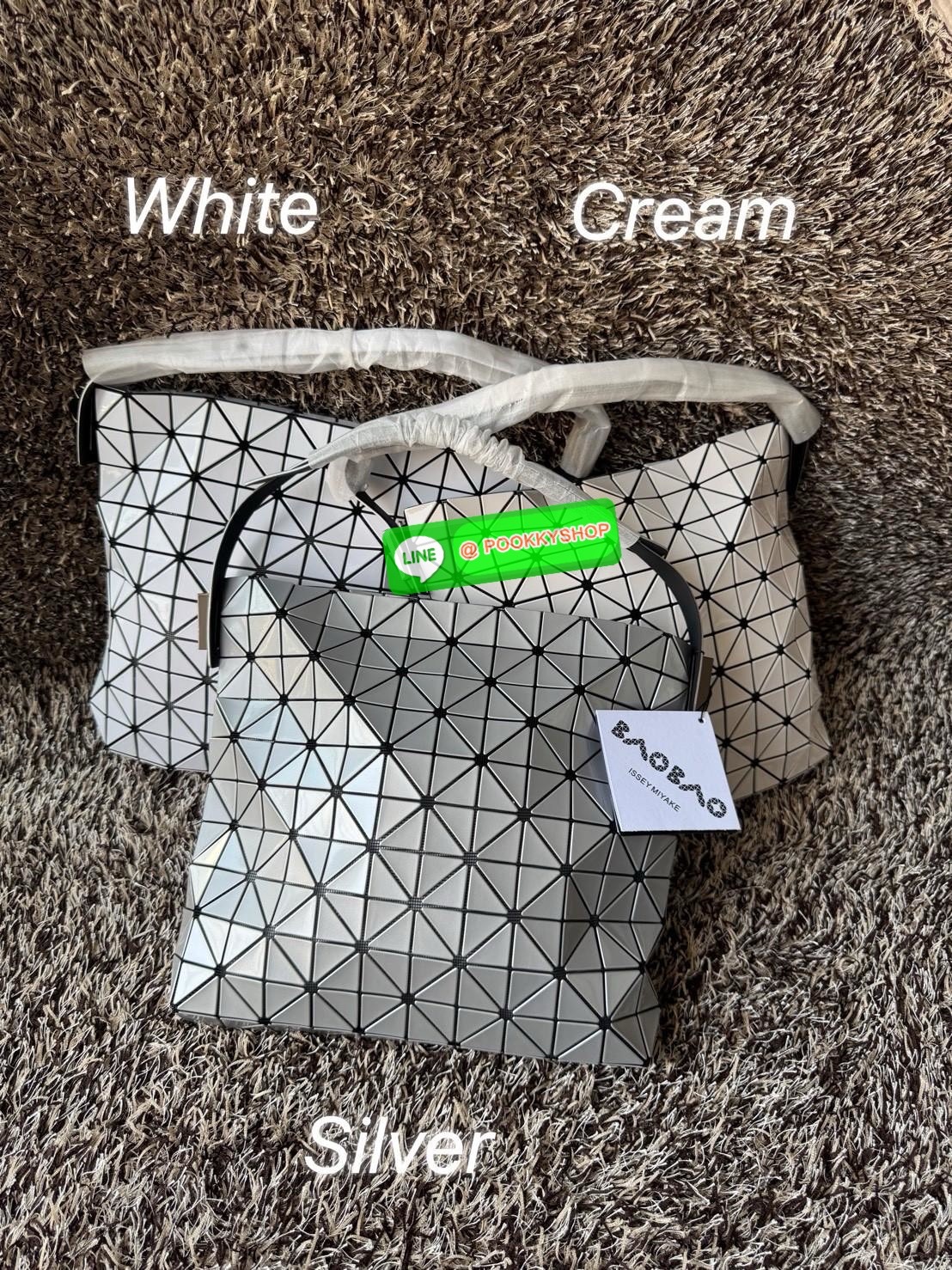 Baobao Issey Miyake Large Baguette เป็นกระเป๋าที่ดูมีมิติและสวยงามด้วยรูปทรงของมัน ซึ่งหูกระเป๋าจะมีความกว้างขึ้นไหล่ได้ได้แบบสบายๆ ใส่ของได้เยอะ ปากกระเป๋ามีช่องซิป ด้านในมีช่องใส่ของเพิ่ม สะดวกสบายพกพาไปได้ทุกที่ รูปทรงกนฃระเป๋าทำให้ดูเรียบง่ายยิ่งขึ้น