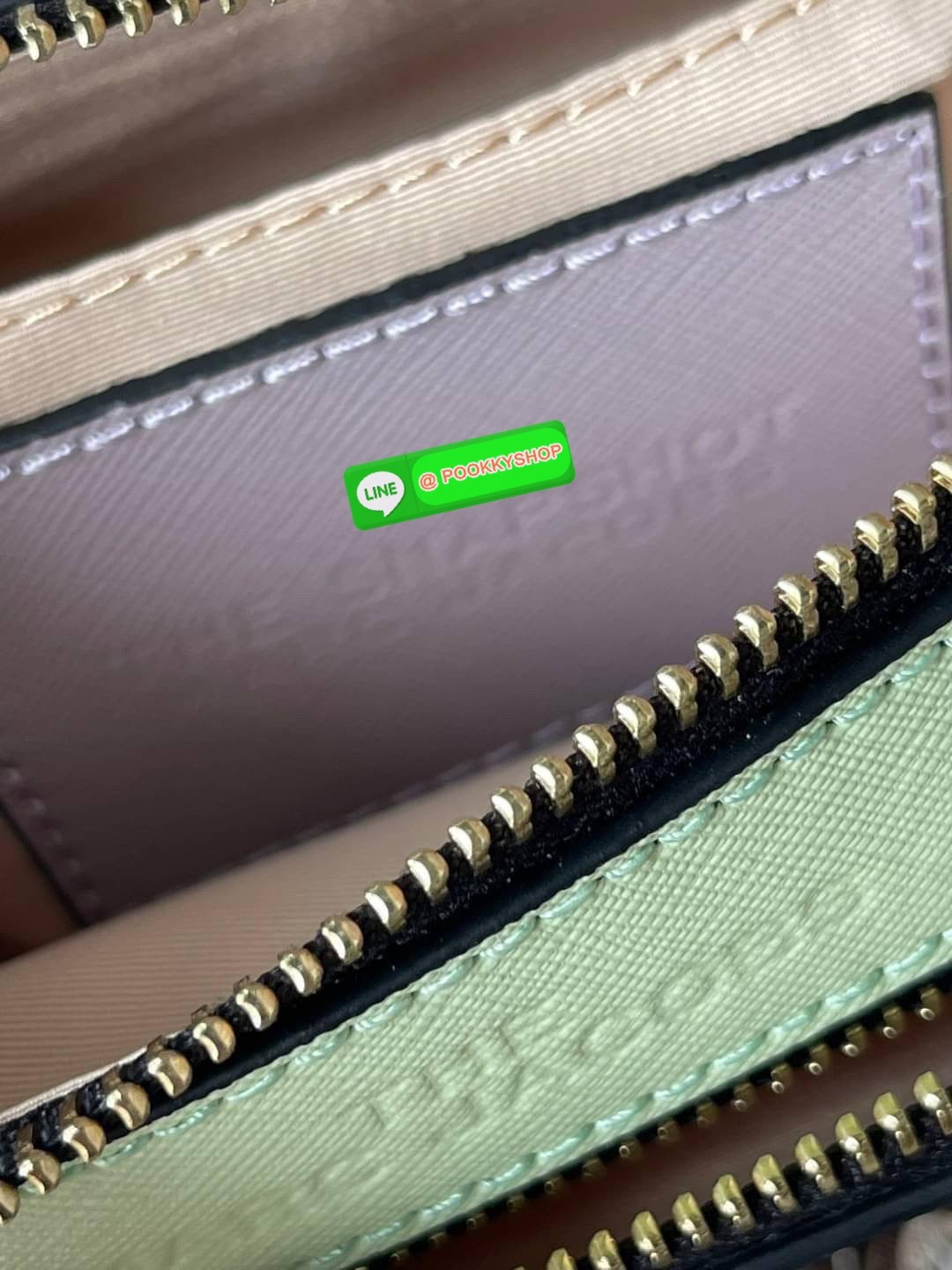 💕 Marc Jacobs Snapshot Bag กระเป๋าแบรนด์ดังจากสัญชาติอเมริกัน นับได้ว่ารุ่นนี้เป็นรุ่นทรงฮิตของ marc jacobs เลยทีเดียว โดยด้านหน้ากระเป๋าจะเป็นโลโก้แบบโลหะที่เป็นสัญลักษณ์ของแบรนด์นี้ มาพร้อมสายสะพายที่จะสะพายยังไงก็ดูโดดเด่น เพราะขนาดใหญ่ที่สกรีน