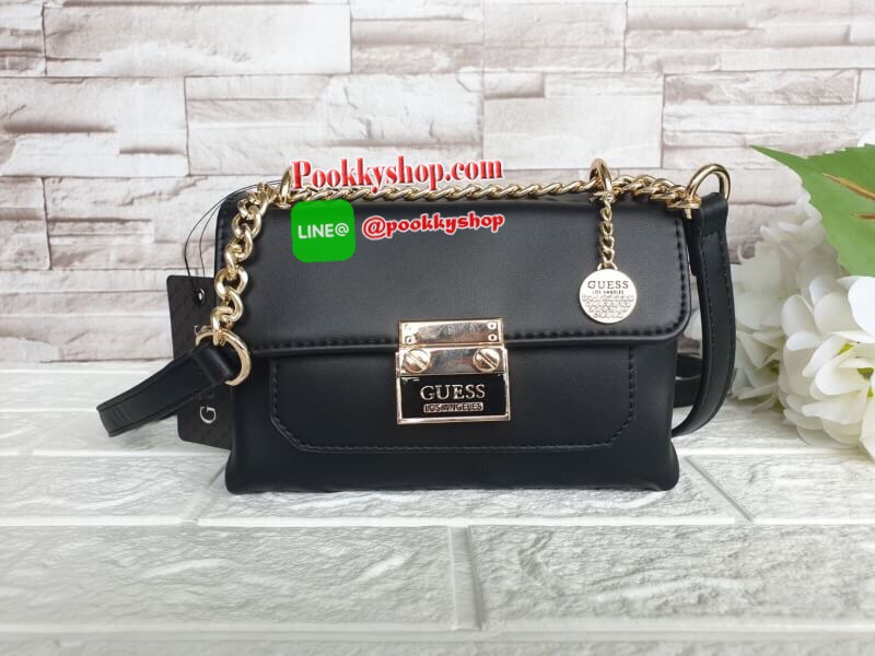 Guess Mini Crossbody Bag กระเป๋าสะพายข้าง Crossbody หนังนิ่มเรียบอยู่ทรง มาพร้อมพวงกุญแจแบรนด์ฝังเพชรสวยหรู ดูแพง พวงกุญแจถอดออกได้ กระเป๋าขนาดกำลังพอดี น่ารัก น่าใช้ค่ะ เปิด-ปิดด้วยกระดุมแป็ก ด้านหน้าติดโลโก้แบรนด์อะไหล่ทอง ภายในโล่ง ซับในผ้าอย่างดี มีช่