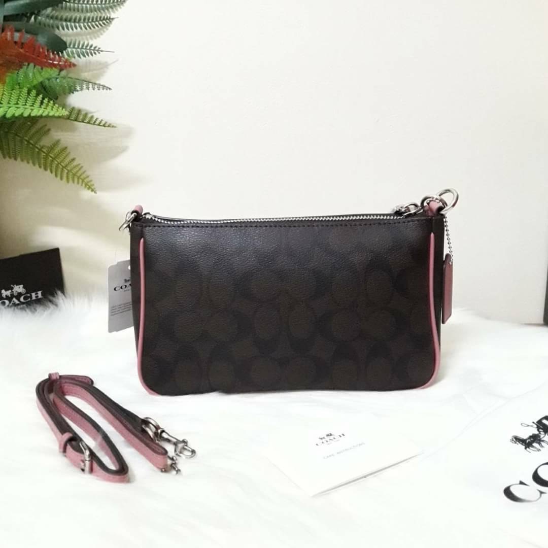 ขายดี Coach Messico Top Handle Pouch In Signature Coated Canvas กระเป๋าหิ้ว/คล้องไหล่/สะพายข้าง ขนาดเหมาะ ดีไซน์สวยน่ารัก ผลิตจากวัสดุคุณภาพดี แข็งแรงทนทานน้ำหนักเบา ภายในบุผ้าสวยงามเรียบร้อย 1 ช่องอเนกประสงค์ ซิปโลหะสีทองสวยงาม สายสะพายถอดและปรับความยาวไ