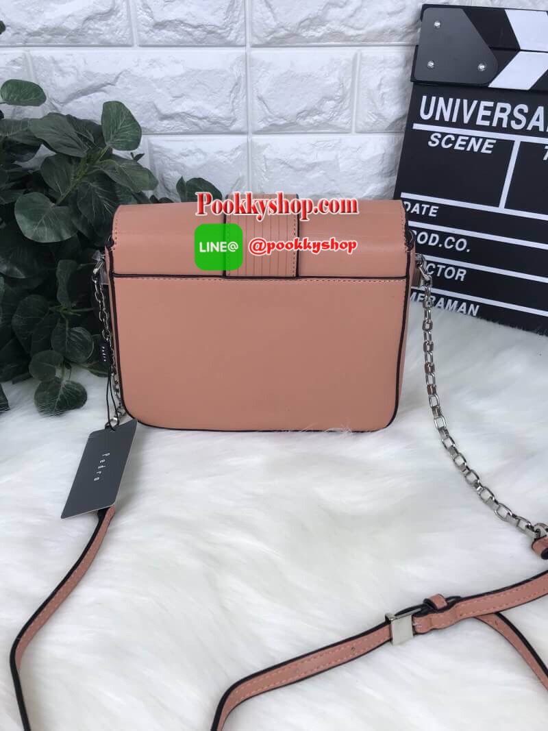 PEDRO EMBOSSED FLAP SHOULDER BAG กระเป๋าสะพายวัสดุหนังเรียบแต่งลายเดินร่องตัดกันสวยงาม เปิดปิดด้วยกระดุมแม่เหล็ก ด้านในมีช่องใหญ่ 2 ช่อง รุ่นนี้ใส่ iphone7 plus ได้ค่ะ สายสะพายยาวปรับระดับความยาวได้ตามต้องการ