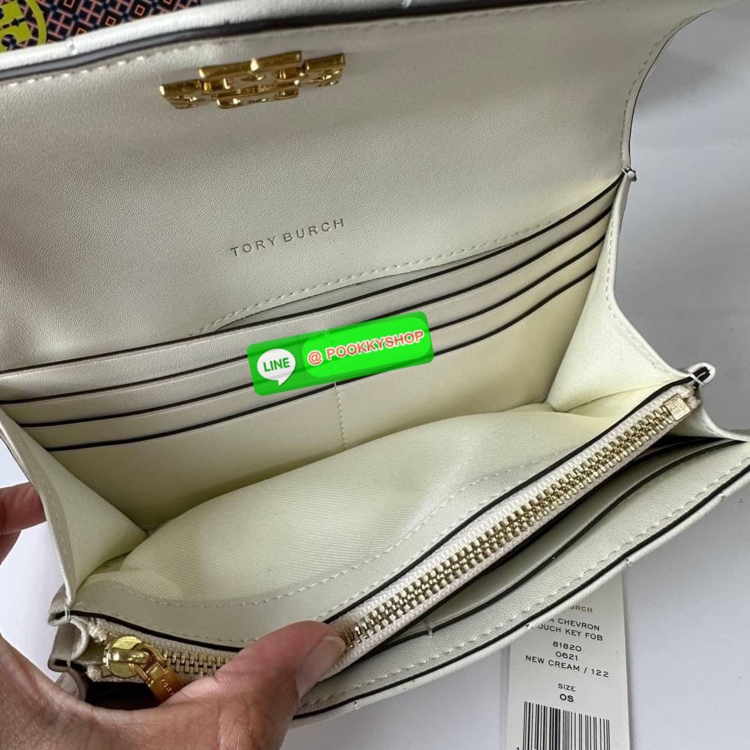 TORY BURCH KIRA CHEVRON POUCH KEY FOB 📍กระเป๋าสตางค์ใบยาว รุ่นใหม่ ทรงคลาสสิค 📍เปิด-ปิดด้วยอะไหล่บิดล็อค 📍ภายในมีช่องซิปตรงกลางสำหรับใส่เหรียญ ช่องใส่ธนบัตรและช่องใส่บัตร 📍วัสดุหนังแกะแท้ 📍จัดระเบียบกระเป๋าสตางค์ได้