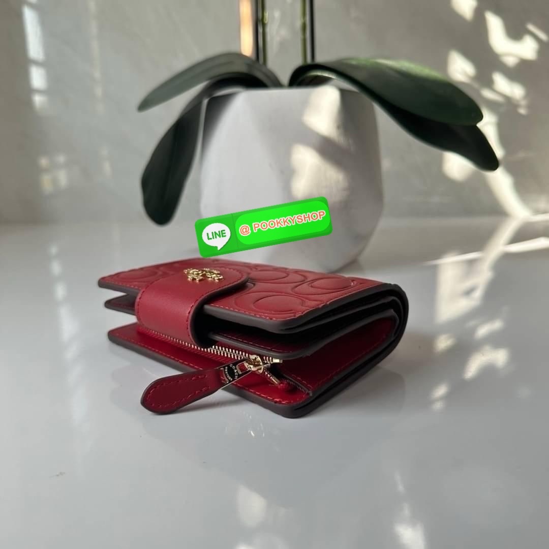 Coach Medium Corner Zip Wallet With Signature Leather 🔖กระเป๋าตังใบกลาง คอลเลคชั่นใหม่ หนังนิ่ม ลายC นูน สวยมาก 🔖วัสดุ: หนังแท้ 🔖เปิด - ปิดแบบกระดุม มีช่องใส่แบงค์ ใส่ธนบัตรได้ทุกชนิด ช่องใส่บัตร ใส่เหรียญ