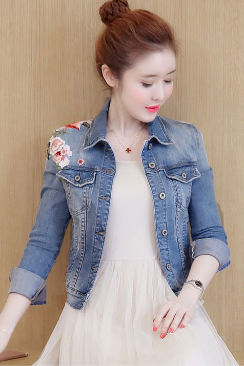 เสื้อผ้าแฟชั่นนำเข้า : แจ็คเก็ตยีนส์ พร้อมส่ง สีฟ้า แขนยาว คอปก แบบติดกระดุม แต่งลายปักดอกไม้ตรงหัวไหล่ด้านขวาเก๋ ยีนส์มีความยืดหยุ่นได้ค่ะ น่ารัก แฟชั่นมาใหม่สไตล์เกาหลี