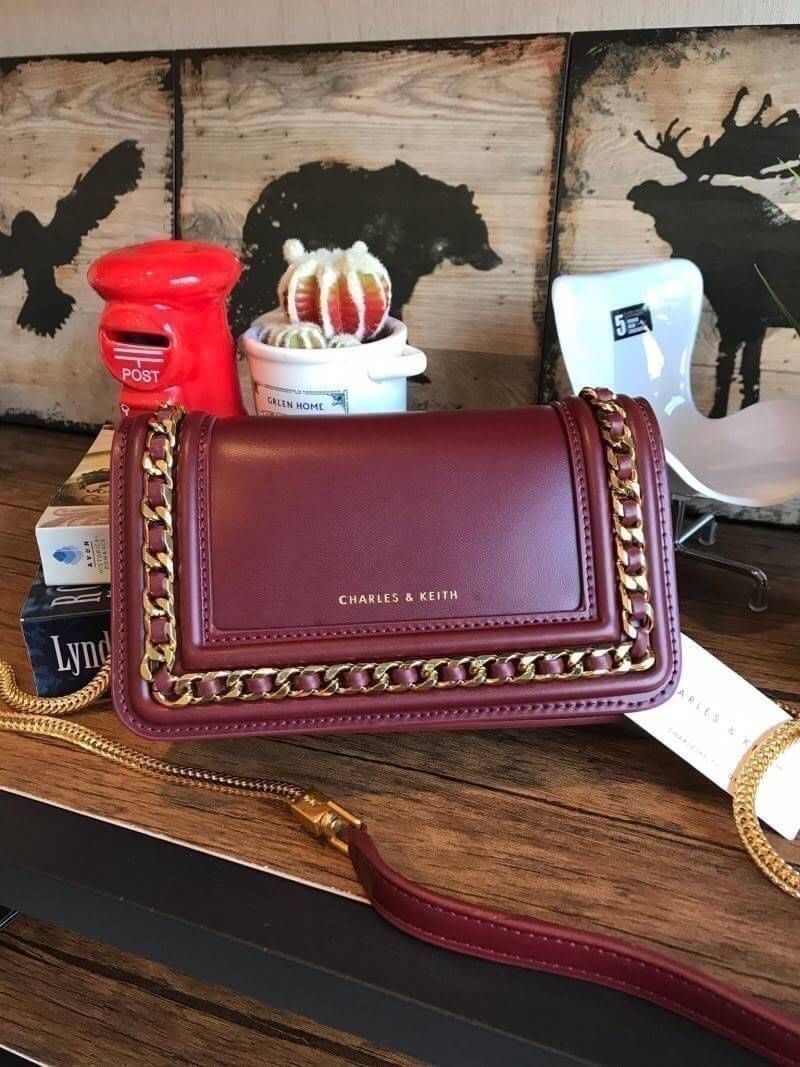 Charles&Keith Chain Rimmed Clutch กระเป๋าสะพายรุ่นใหม่!!ทรงcrossbodyหรือถอดสายถือเป็นทรงคลัชท์ได้ มีดีเทลโซ่ร้อยหนังรอบใบ เปิดปิดด้วยกระดุมแม่เหล็กใช้งานง่าย ภายในมีช่องซิป ช่องเสียบบัตรและช่องใหญ่ใส่ตระกูลพลัสได้ แยกเป็นสัดส่วน มาพร้อมสายสะพายแบบโซ่ต่อหน