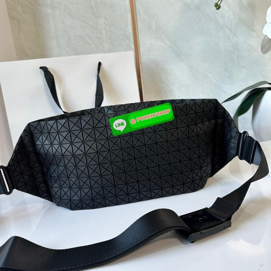 BaoBao Issey Miyake baton belt bag 🔖กระเป๋าคาดเอว/คาดอก เอกลักษณ์โดดเด่นตลอดทั้งใบ สุดเทห์ น้ำหนักเบาพกพาสะดวก 🔖วัสดุ: โพลียูรีเทนผสมหนัง 🔖เปิด-ปิดแบบซิปบน และมีช่องซิปด้านหน้า ภายในมีช่องแยกสัดส่วน 2 ช่อง ซับในผ้าไนลอน 🔖สา