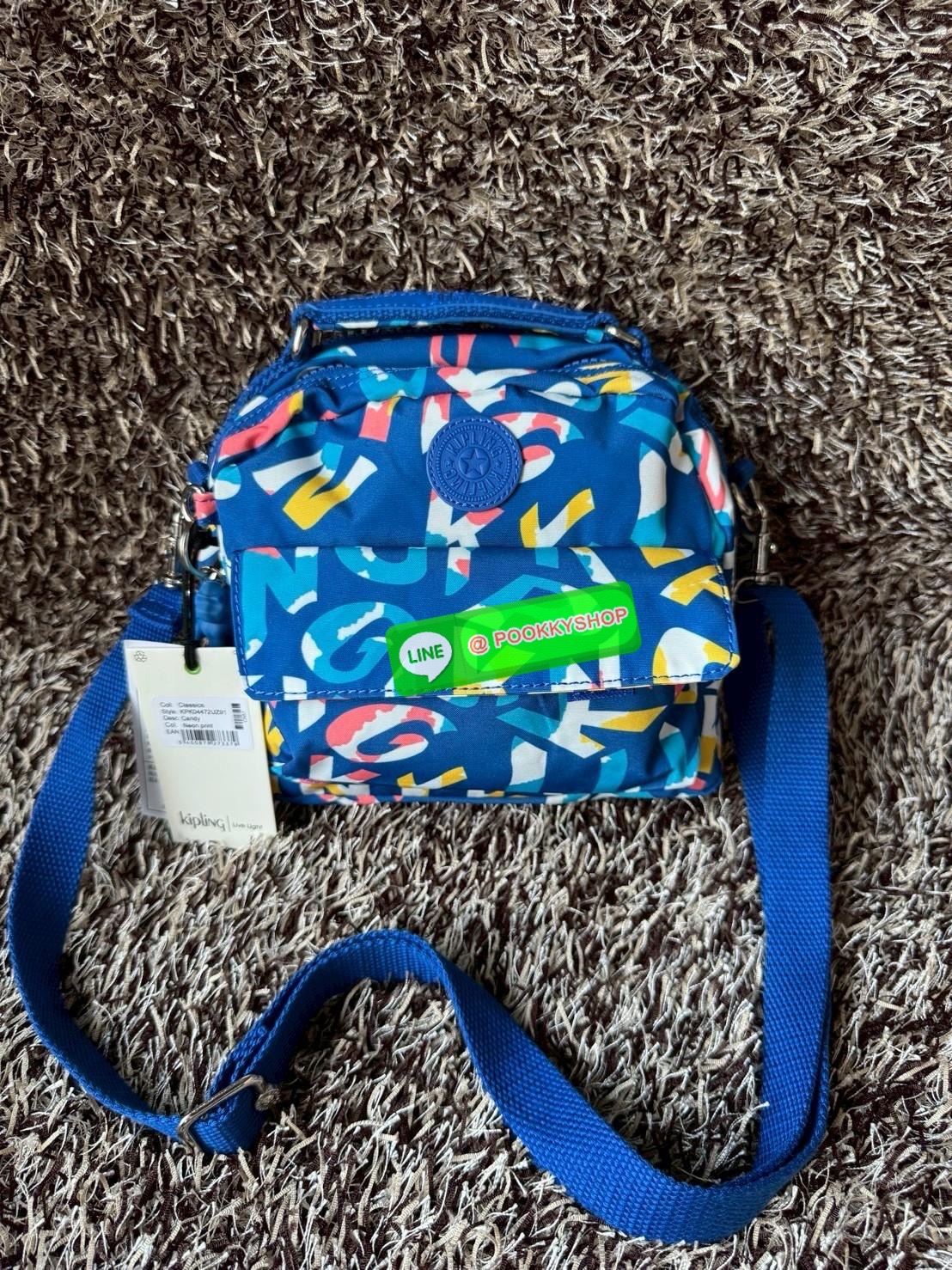 Kipling Candy 3 Ways กระเป๋าสไตล์มินิมอลล์ น้ำหนักเบาทำหลายสไตล์ ทั้งในแบบถือ สะพายพาดลำตัว หรือจะเป็นเป้ขนาดเล็กก็ได้ มีช่องซิปจัดระเบียบสิ่งของหลายช่อง ใส่สิ่งของจำเป็นได้ครบครัน
