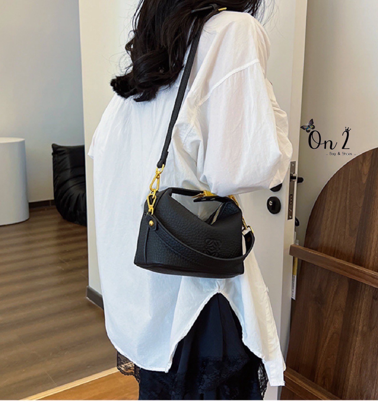 กระเป๋าหนังแฟชั่นทรงสุดฮิต ดีไซน์เรียบหรูแต่ดูเก๋มาก ✨ หนังเท็กซ์เจอร์นิ่ม สวยหรู จับถนัดมือ หัวล็อกโลหะสีทอง ตัดกับตัวกระเป๋า เพิ่มความหรูหรามีระดับ ใส่มือถือ เงิน และของใช้จุกจิกได้ครบ มีสายสะพายปรับได้ จะถือ / สะพายข้าง / crossbody ก็ได้หมด ดีไซ