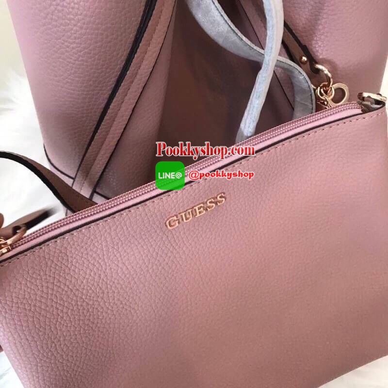 GUESS HEIDI HAMMERED EFFECT BAG 2 in 1กระเป๋าสะพายจาก Guess factory วัสดุ PU คุณภาพดี นิ่ม น้ำหนักเบา ด้านหน้าประดับด้วยโลโก้แบรนด์สุดหรู เปิดปิดกระเป๋าด้วยกระดุมแม่เหล็กและซิป ด้านในโล่งกว้างมีช่องสำหรับใส่ของด้านข้างกระเป๋าเพิ่มอีก2ช่องใช้งาน รุ่นนี้มาพ