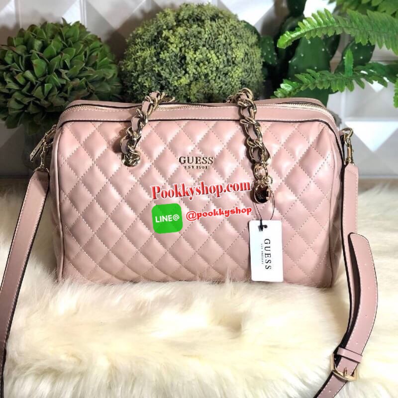 GUESS Sweet Candy Large Satchel กระเป๋าสะพายทรง Bowling รุ่นใหม่ล่าสุดจาก GUESS FACTORY หนังนิ่มลายตารางสวยอยู่ทรงใบใหญ่กำลังดี ด้านหน้าประดับโลโก้หูหิ้วโซ่ร้อยหนังสะพายไหล่ได้เเข็งแรงรับน้ำหนักได้เยอะ เปิดปิดด้วยซิปสะดวกใช้ มีหมุดรองฐานกันรอย ภายในมีช่อง