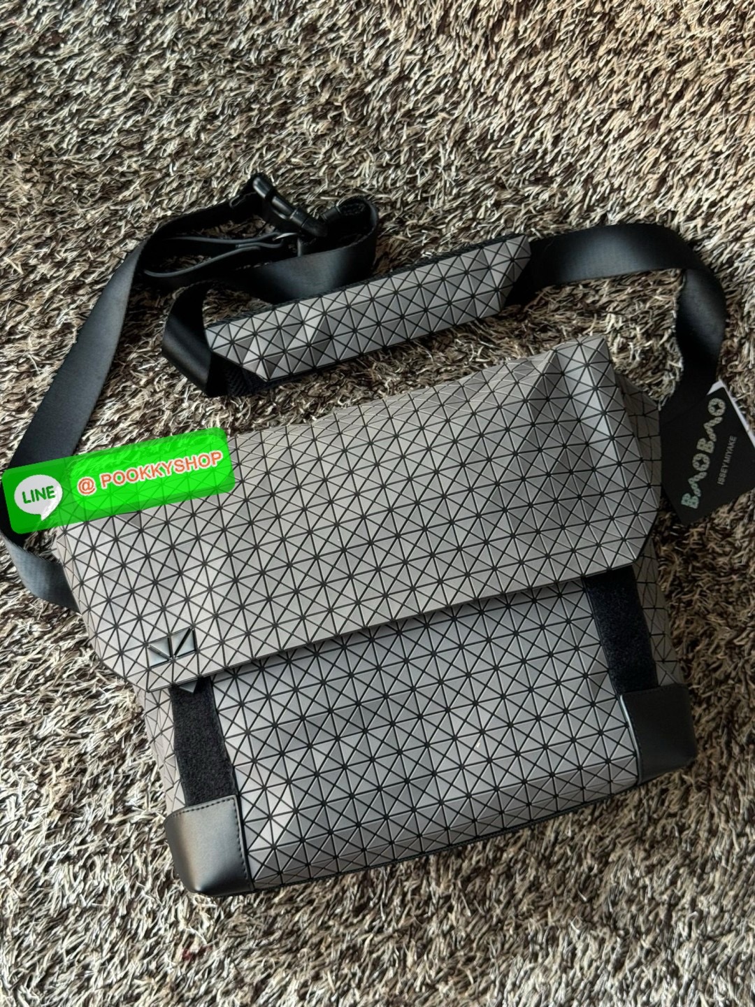 💕Baobao issey miyake Sling shoulder bag ดีไซน์เอกลักษณ์เฉพาะตัว ใส่ของได้เยอะ ช่องกระเป๋าเป็นระเบียบ โดยโดดเด่นด้วยแผ่นรูปสามเหลี่ยมอันเป็นซิกเนเจอร์ในการจัดเรียงสลับกัน รุ่นนี้ยังมีจุดเด่นในเรื่องคุณสมบัติการใช้งาน ภายในมีช่องบุหนาสำหรับใส่โน้ตบุ