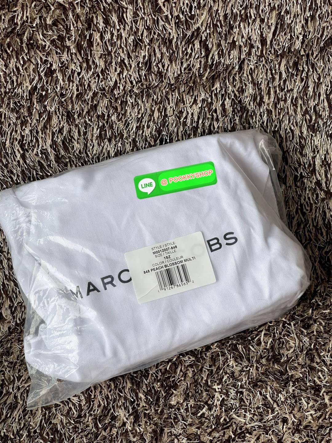 Marc Jacobs Snapshot Bag กระเป๋าแบรนด์ดังจากสัญชาติอเมริกัน นับได้ว่ารุ่นนี้เป็นรุ่นทรงฮิตของ marc jacobs เลยทีเดียว โดยด้านหน้ากระเป๋าจะเป็นโลโก้แบบโลหะที่เป็นสัญลักษณ์ของแบรนด์นี้ มาพร้อมสายสะพายที่จะสะพายยังไงก็ดูโดดเด่น เพราะขนาดใหญ่ที่สกรีนตัวอักษร m