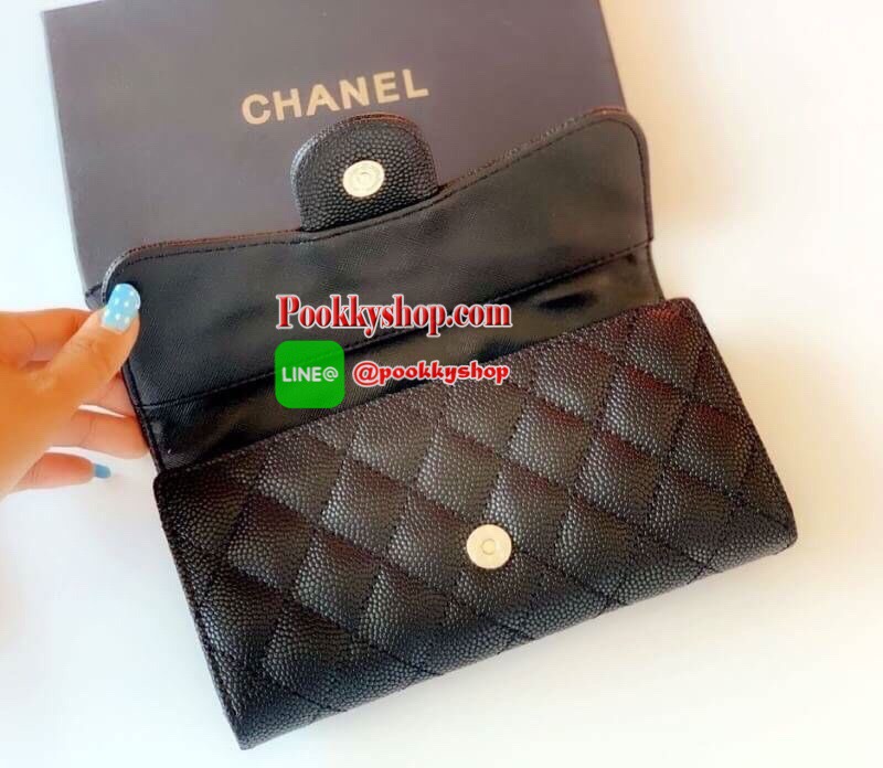 มาพร้อม ถุงผ้า กล่อง และ ถุงกระดาษ Chanel หนังคาเวียร์ สวยอยู่ทรงด้านหน้าประดับโลโก้แบรนด์สวยน่าใช้ เป็นกระเป๋าทรงยาวสามพับ ดูดีมีระดับใช้ได้ทุกโอกาส มีช่องใส่เยอะใธนบัตร2ช่องใส่บัตร12ช่อง และช่องซิปในอีก 1 ช่อง ปิดด้วยกระดุมแม่เหล็ก