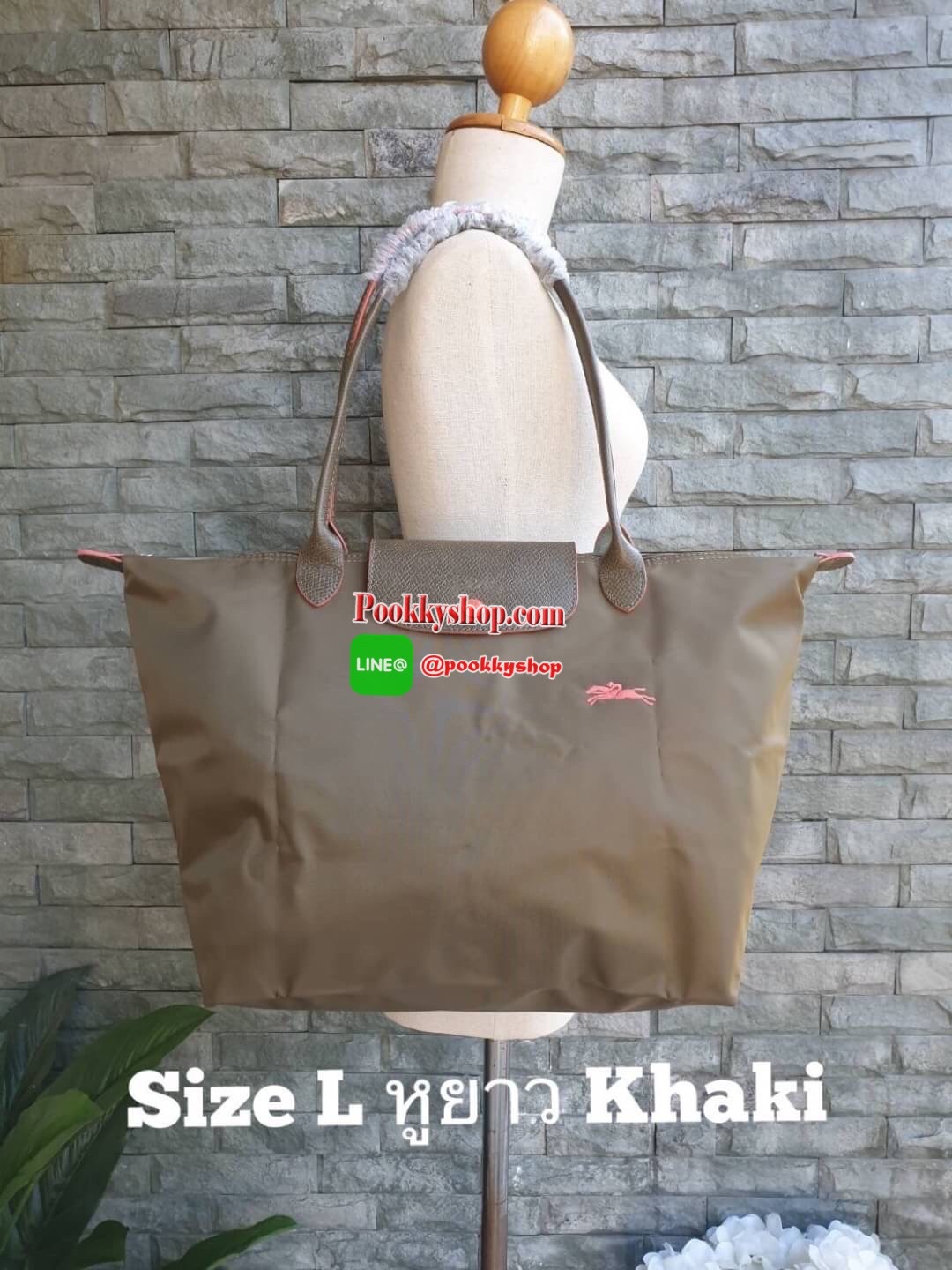 Longchamp Le Pliage Club Tote Bag Size L หูยาว วัสดุเนื้อผ้า Nylon Canvas เคลือบกันนำ้ ตัดด้วยหนังแท้ที่มีน้ำหนักเบา ดีไซน์เรียบง่ายแต่เต็มไปด้วยความคลาสสิก จนเป็นที่ชื่นชอบไปทั่วโลก Longchamp ปรับโฉม LE PLIAGE ด้วยการปักลายรูปม้า-ตราสัญลักษณ์ของแบรนด์บนผ