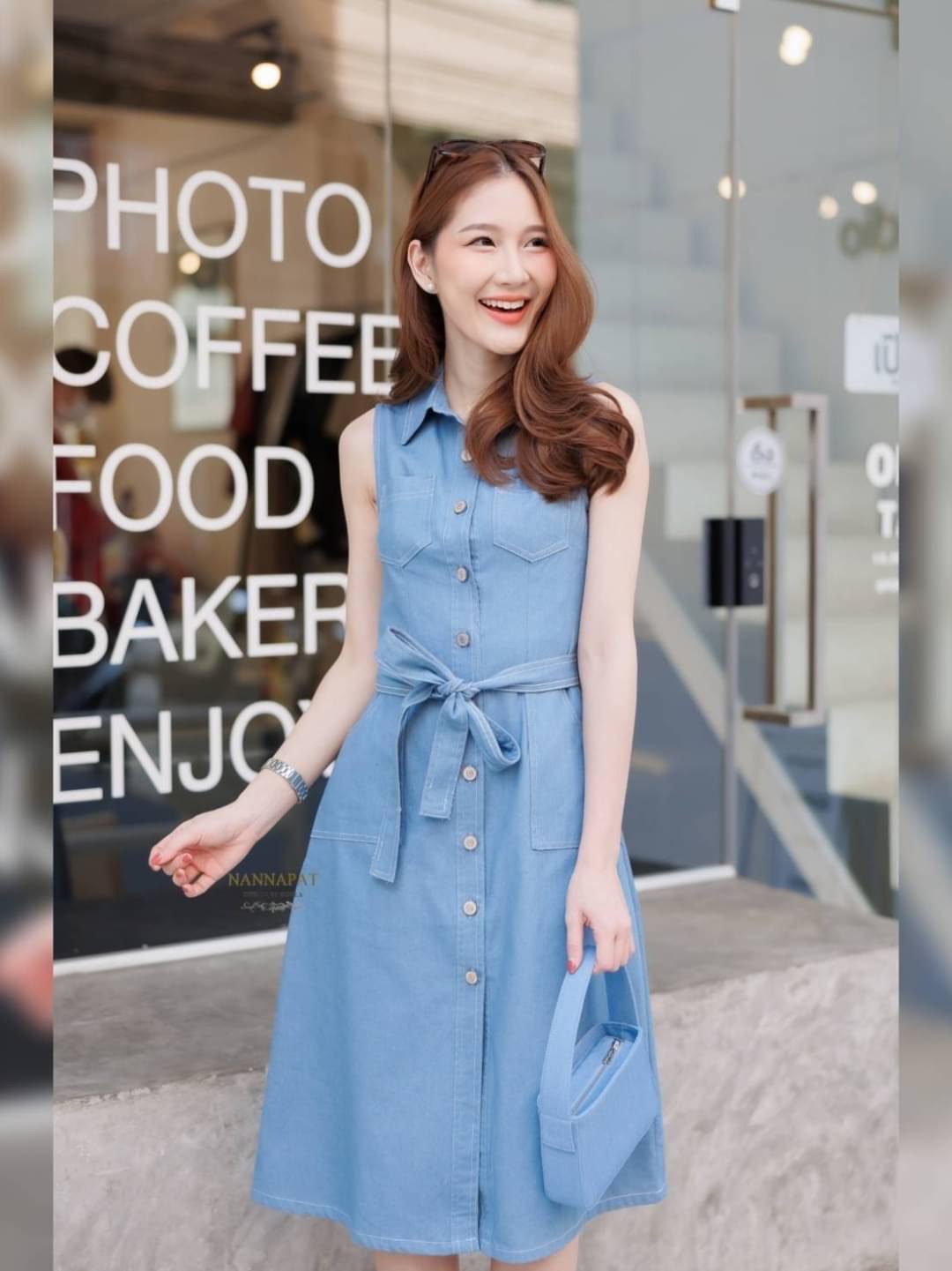 Dress ยีนส์ เรียบหรู ดูดีมีสไตล์ ใส่ได้เรื่อยๆเลยนะคะ ผ้าหนานุ่มใส่สบาย งานกระดุมหน้ายาว แต่งกระเป๋าเก๋ไก๋ ทรงสวย มาพร้อมสายรัดเอวที่ทำให้ชุดดูลงตัว ห้ามพลาด❗ ราคานี้คุ้มมากนะคะ มีติดตู้ใว้ได้หยิบมาใส่บ่อยแน่นอนคะ
