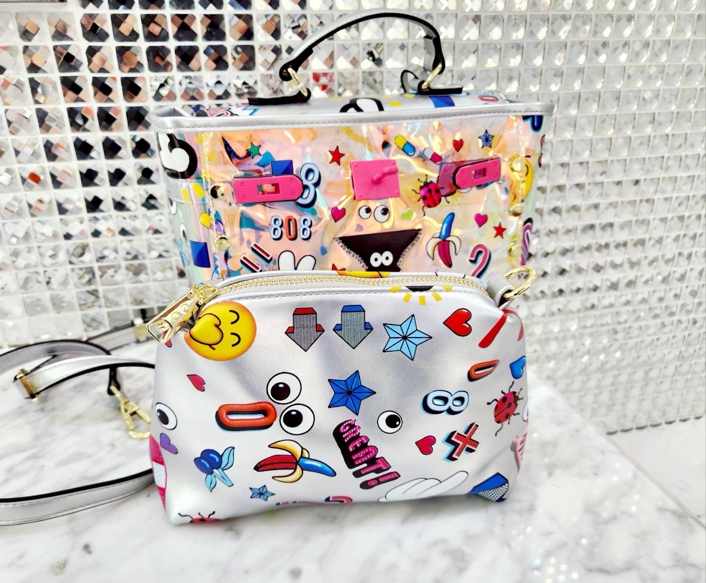 กระเป๋า Eye theme แบรนด์แท้งานคอลเลคชั่นใหม่ใบนี้รับรองคุณภาพความพรีเมียม และความน่ารักน่าใช้ มาพร้อมกระเป๋าใบลูกลายและสายยาว น่ารักแยกใช้งานได้ สวยคุ้มทนทานค่ะ