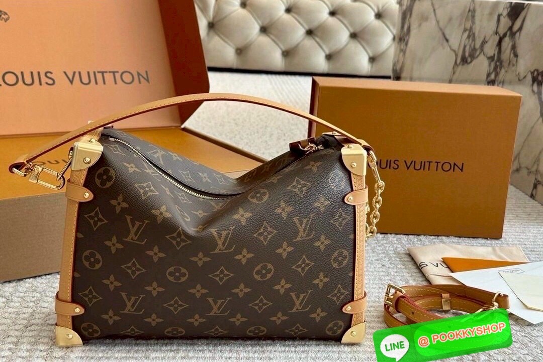 🕊️ พร้อมส่ง | LV Side Trunk MM กระเป๋าสะพายทรงกล่องสุดไอคอนิค ทรงสวยมีเสน่ห์ โดดเด่นด้วยหมุดเข้ามุม ซิปเปิด-ปิดล็อคได้ ภายในเป็นช่องโล่ง มีสายสะพายคล้องแขน คล้องไหล่เก๋ๆ หรือสะพายข้างชิคๆ พร้อมตอบรับได้ทุกลุค ทุกสไตล์ไปเลยจ้า