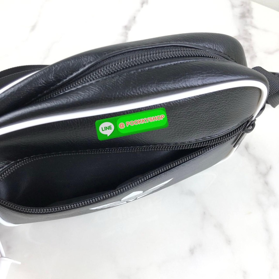 กระเป๋าสะพาย adidas ด้านหน้ามีช่องซิป 1 ช่อง ด้านบนเปิด - ปิดกระเป๋าด้วยซิป ด้านในโล่ง สายสะพาย สามารถปรับได้ Free Size ค่ะ