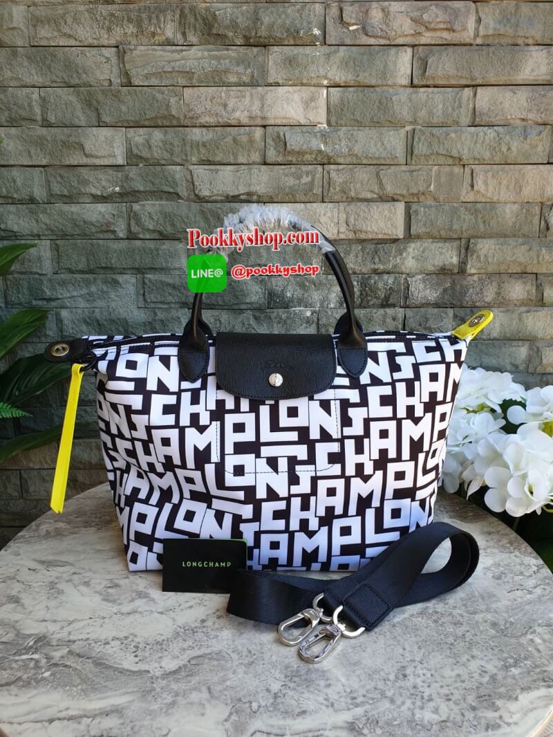 LE PLIAGE LGP TOP HANDLE BAG M รายละเอียด • วัสดุ: ผ้าใบ • อะไหล่: นิกเกิล • ตัวกระเป๋า: ผ้าใบโพลีอะไมด์เคลือบด้านใน • ตกแต่ง: หนังวัว รายละเอียดภายนอก • การปิด: ซิปและกระดุมสแน๊ป • สายสะพาย: ถอดออกได้ • ช่อง: 1 รายละเอียดภายใน • ช่องใส่ของ: 1 • จุของได้เ