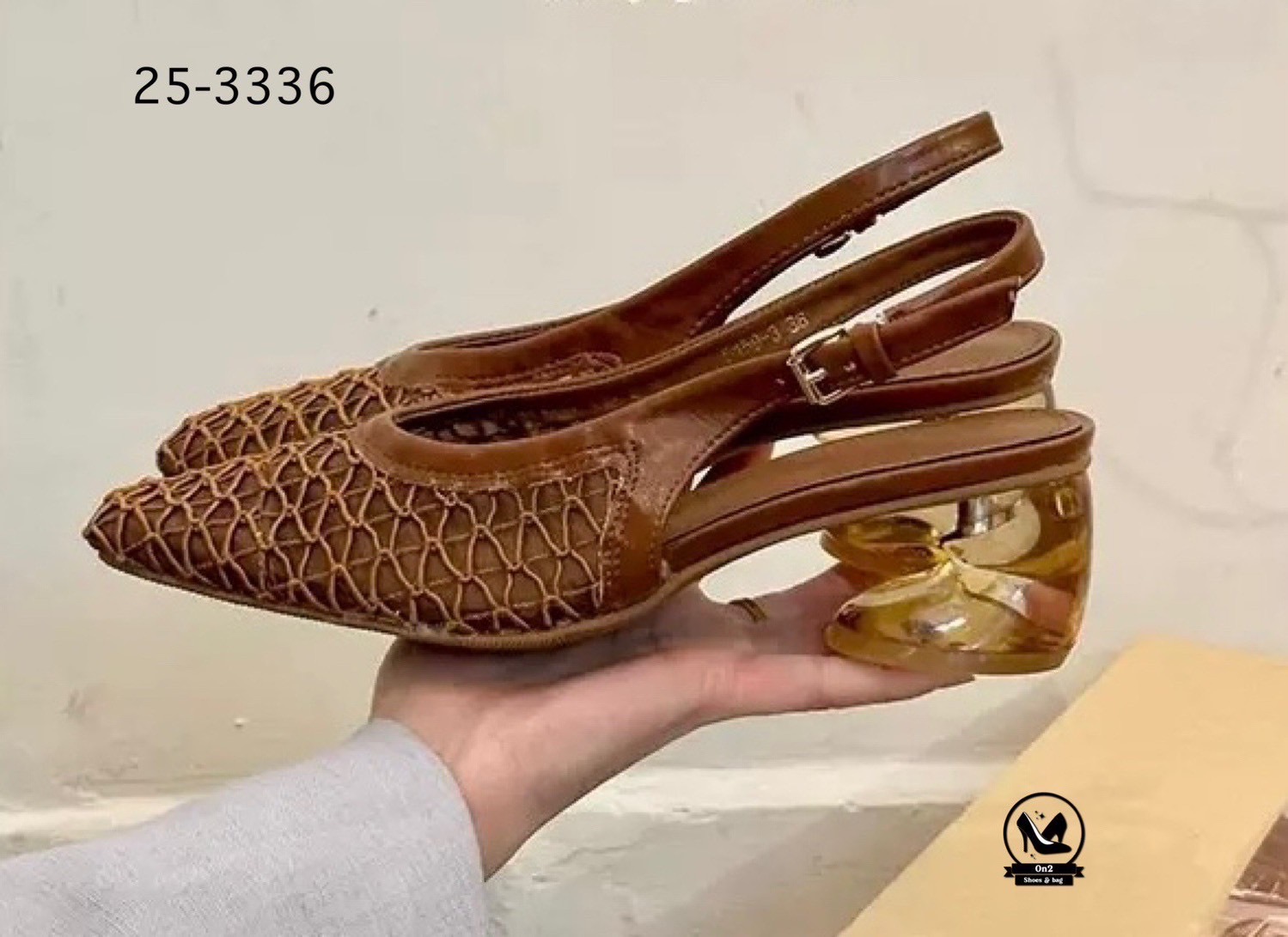 รองเท้าทรงบัลเล่ต์ ส้นสูงรัดส้น สวย หรู ดูดี มีสไตล์ ตอบโจทย์สาว ๆ ที่มองหาความสบายแต่ยังคงความแฟชั่น ด้วยดีไซน์หัวเหลี่ยมและ ส้นแก้วทรงกลม ที่เป็นเอกลักษณ์ ทำให้ดูทันสมัยและโดดเด่นไม่ซ้ำใคร