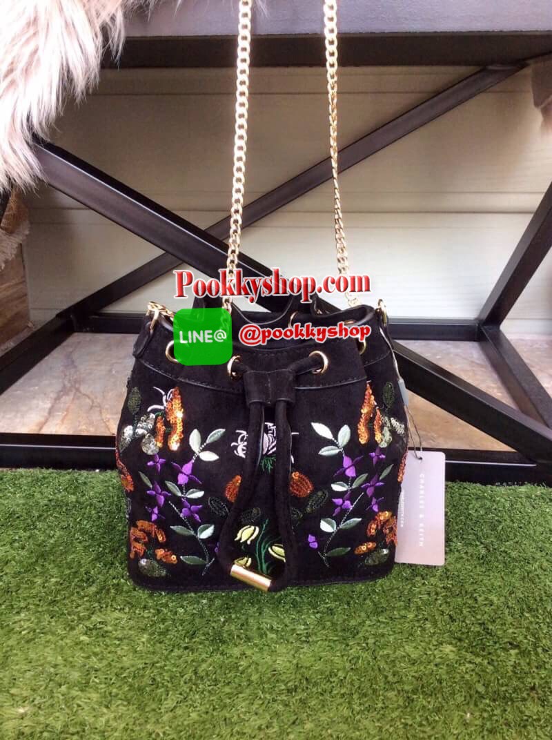 พร้อมส่ง ส่งฟรี EMS กระเป๋าสะพาย CHARLES & KEITH EMBELLISHED DRAWSTRING BAG SL2-20780488 ทรงขนมจีบ ปักลายดอกไม้ ชนชอป สิงคโปร์ 2018 สุด chic กระเป๋าผ้าผสมหนัง ปักลาย สีสันสวยงาม เปิดปิดด้วยหนังรูด อะไหล่ทองทั้งใบ สวย น่ารักกก!!! มากๆค่ะ นานๆจะผลิตออกมาวาง