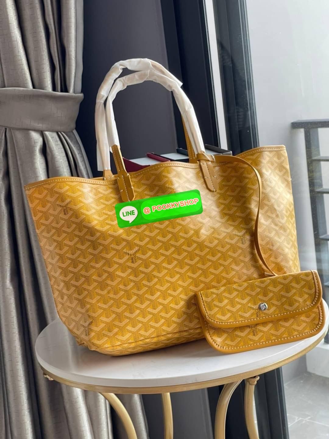 💕 Goyard Saint Louis Pm Bag กระเป๋าสุดคลาสสิกจากแบรนด์เก่าแก่ของฝรั่งเศส ความพิเศษคือแต่ละใบต้องเพนท์ลายโมโนแกรม Chevron ด้วยมือเท่านั้น จึงเป็นเหตุผลที่กระเป๋า Goyard กลายเป็นหนึ่งในกระเป๋าที่คนต้องการ โดยเฉพาะรุ่น St. Louis Tote ที่ว่ากันว่าเป็น