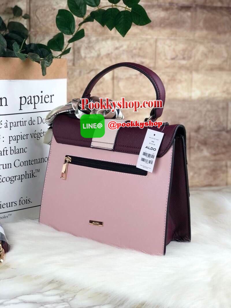 New!! ALDO DETAIL CROSSBODY BAG กระเป๋าถือ/สะพายข้างวางอยู่ทรง แต่งดีเทลเล่นสลับสีที่ตัวฝากระเป๋า พร้อมแต่งผ้าทวิลลี่มาให้ 1 เส้น ด้านหลังมีช่องซิป 1 ช่องเล็ก เปิดปิดแบบหมุนตัวล็อก ด้านในเป็นช่องกว้างจุของ ใส่กระเป๋าเงินใบยาว/iPad mini/iPhone plus ได้สบาย