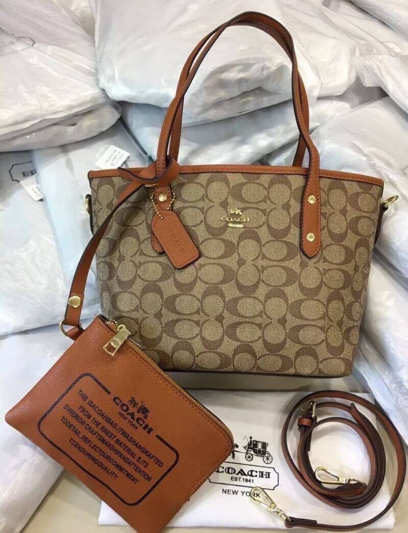 (hot)🔥🔥 Coach ทรงช้อปปิ้ง เกรดท็อปมิลเลอร์ กระเป๋าถือ สะพายข้าง งานวัสดุเกรดมิลเลอร์ทั้งใบ งานปั้ม เป๊ะทุกจุด ติดโลโก้ Coach ถุงผ้าปั้มเเบร์น coach มีใบเล็ก มีสายยาวปรับได้ ขนาดสวย รุ่นนี้ขายไวมากจ้า